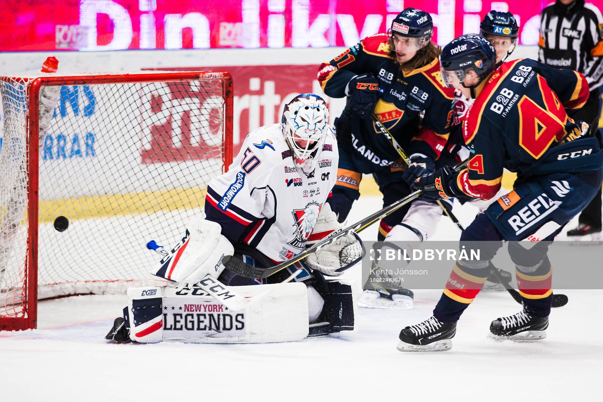Linköpings målvakt Jonas Gustavsson räddar en målchans