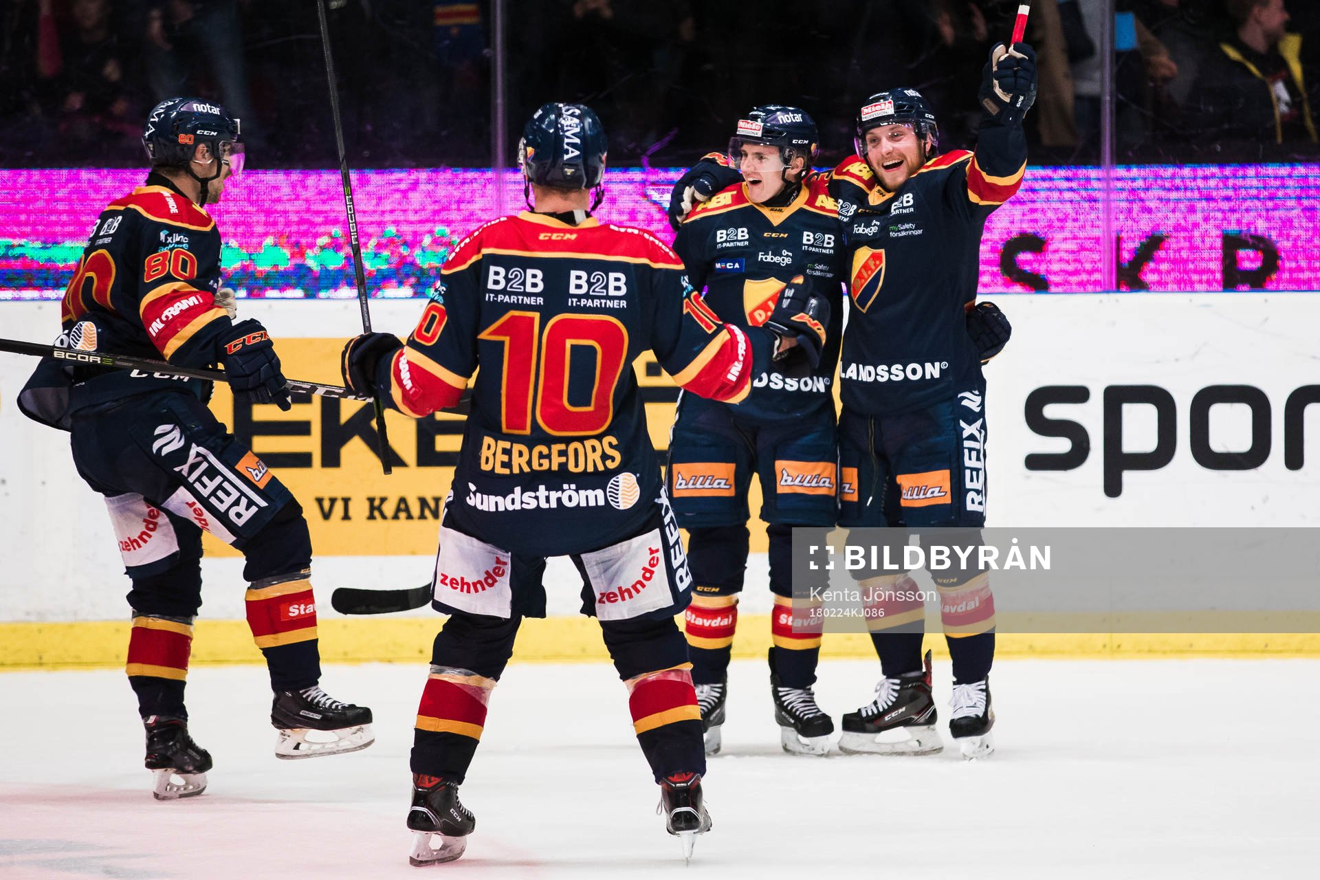 Djurgårdens Markus Ljungh jublar med Linus Hultström ,
