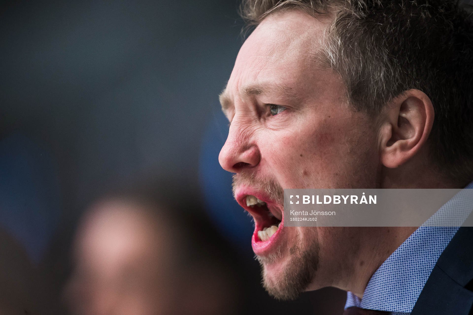 Linköpings assisterande tränare Johan Åkerman reagerar