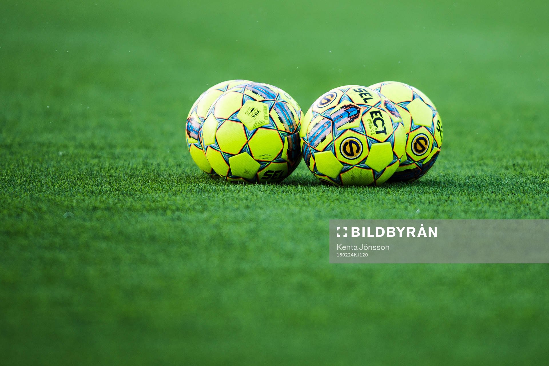 Fotbollar på konstgräset innan fotbollsmatchen i Svenska