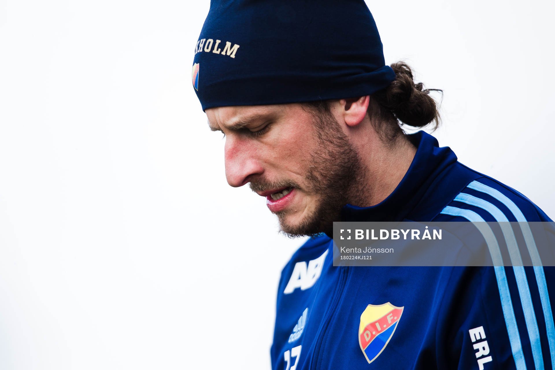 Djurgårdens Jonas Olsson deppar innan fotbollsmatchen i
