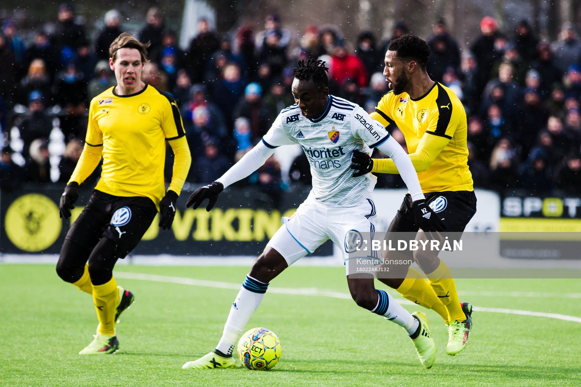 Djurgårdens Philana Tinotenda Kadewere i kamp om bollen med Frejs Alie Sesay (h) och Philip Wiström under fotbollsmatchen i Svenska Cupen mellan Frej och Djurgården den 24 Februari 2018 i Stockholm.