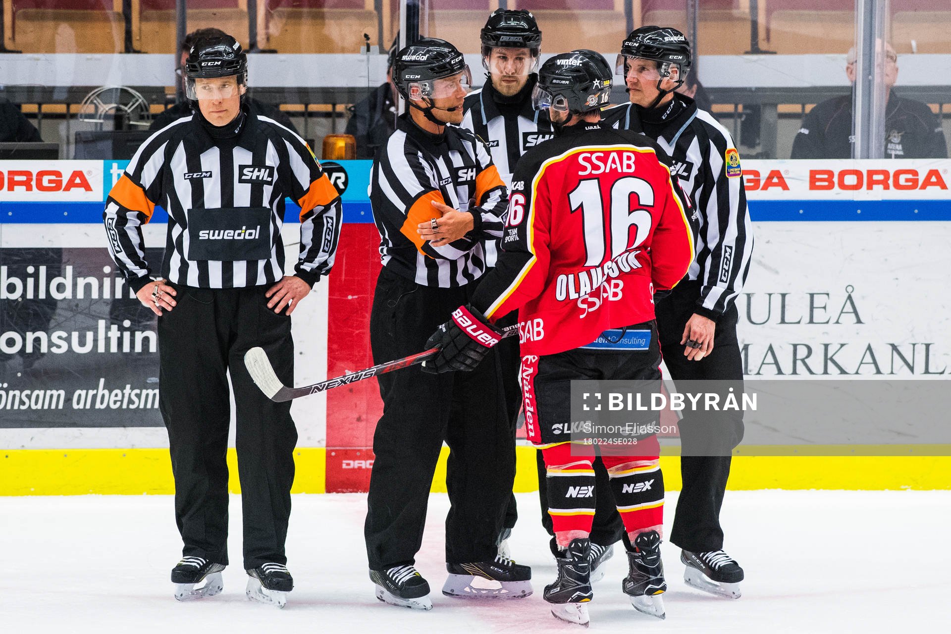 Luleås Niklas Olausson diskuterar med domare Andreas