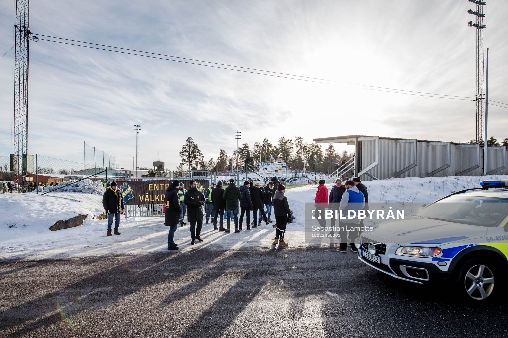 Personer köar för entre