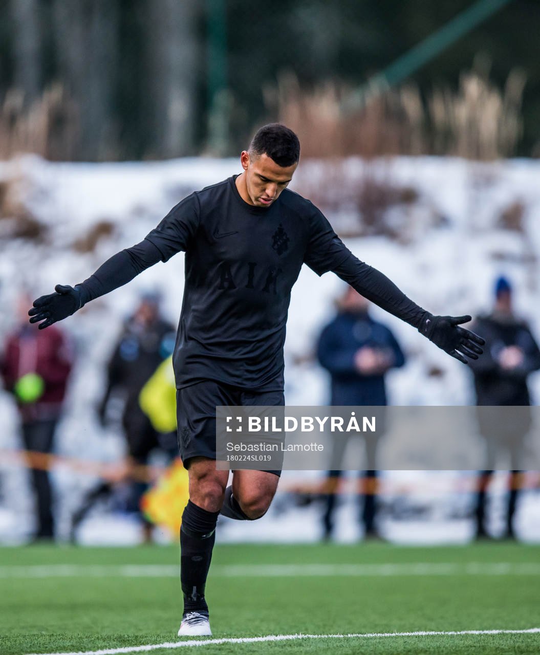 s Nabil Bahoui har gjort 0-2 och jublar