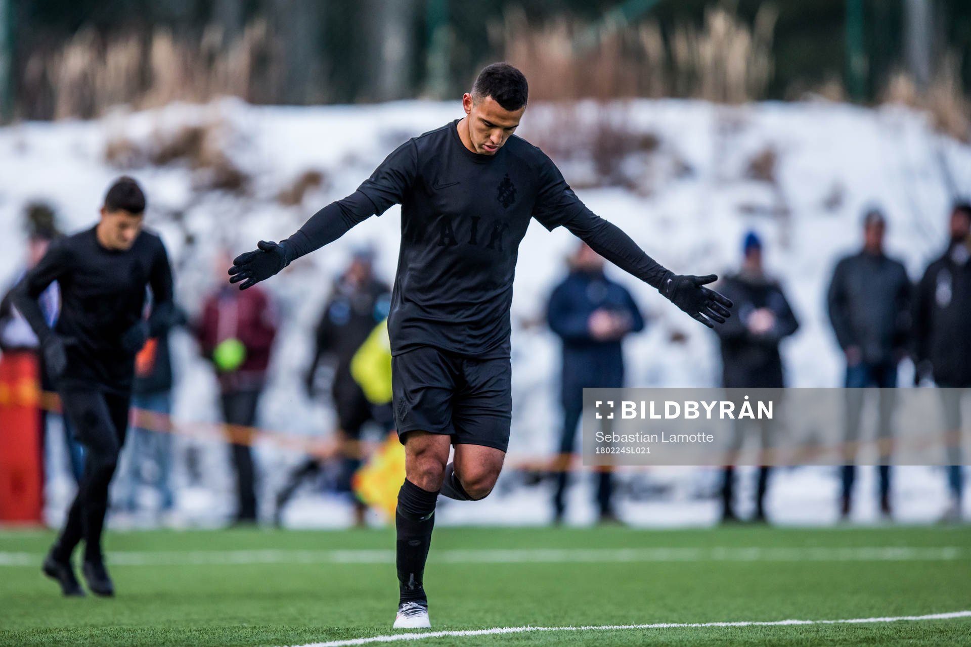 s Nabil Bahoui har gjort 0-2 och jublar