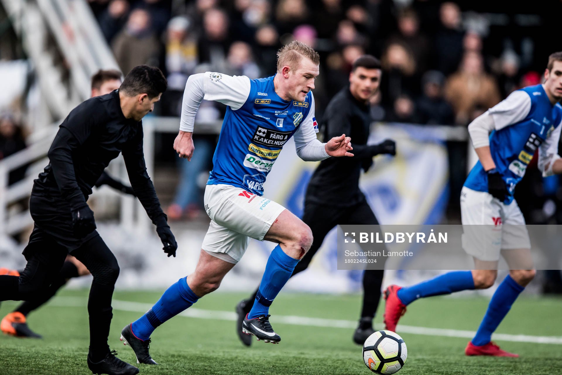 Oddevolds Robin Jansson och AIK:s Tarik Elyounoussi under fotbollsmatchen i Svenska Cupen mellan Oddevold och AIK den 24 februari 2018 i Uddevalla.