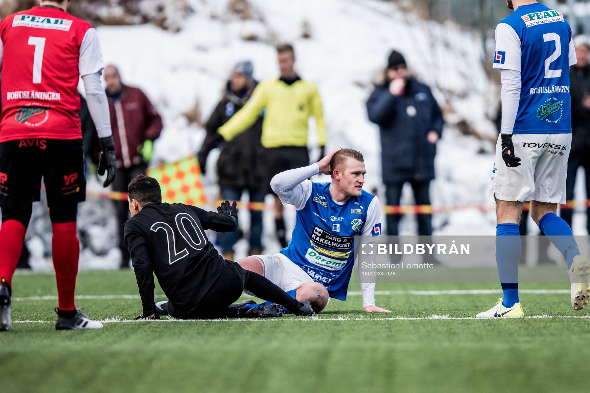 Oddevolds Robin Jansson och AIK:s Tarik Elyounoussi under fotbollsmatchen i Svenska Cupen mellan Oddevold och AIK den 24 februari 2018 i Uddevalla.