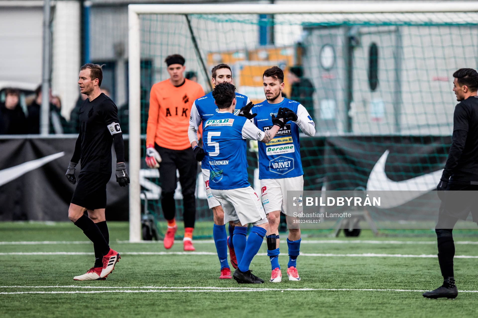 Oddevolds Liridon Selmani har gjort 1-2 och jublar med lagkamraterna under fotbollsmatchen i Svenska Cupen mellan Oddevold och AIK den 24 februari 2018 i Uddevalla.
