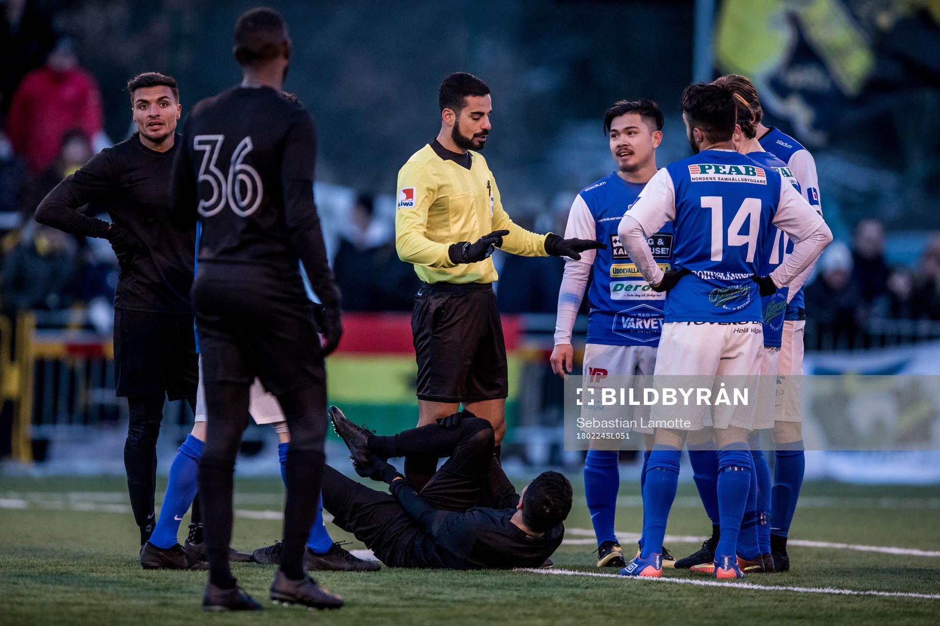 Domare Mohammed Al-Hakim pratar med spelarna