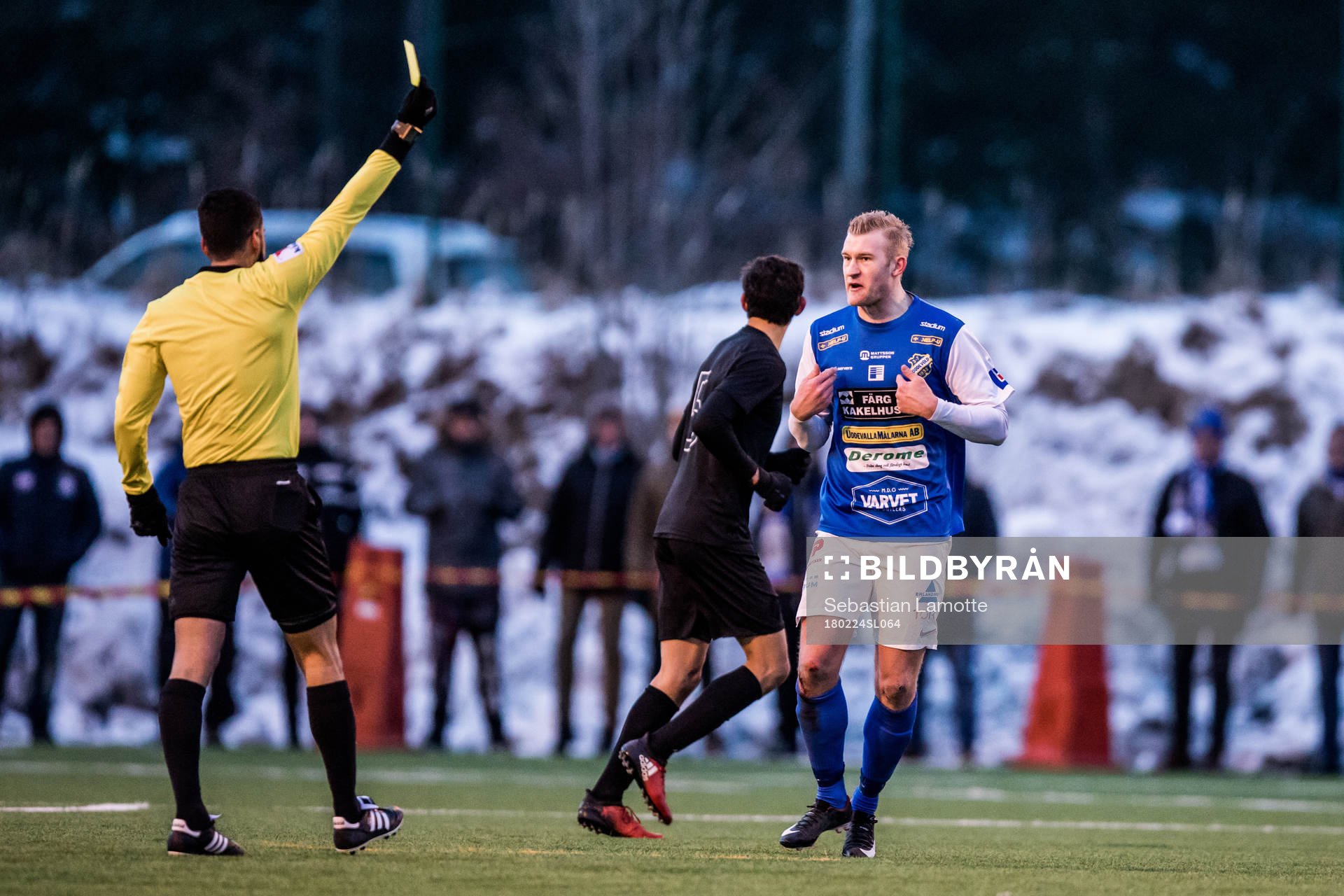 Oddevolds Robin Jansson får gult kort av domare Mohammed Al-Hakim under fotbollsmatchen i Svenska Cupen mellan Oddevold och AIK den 24 februari 2018 i Uddevalla.