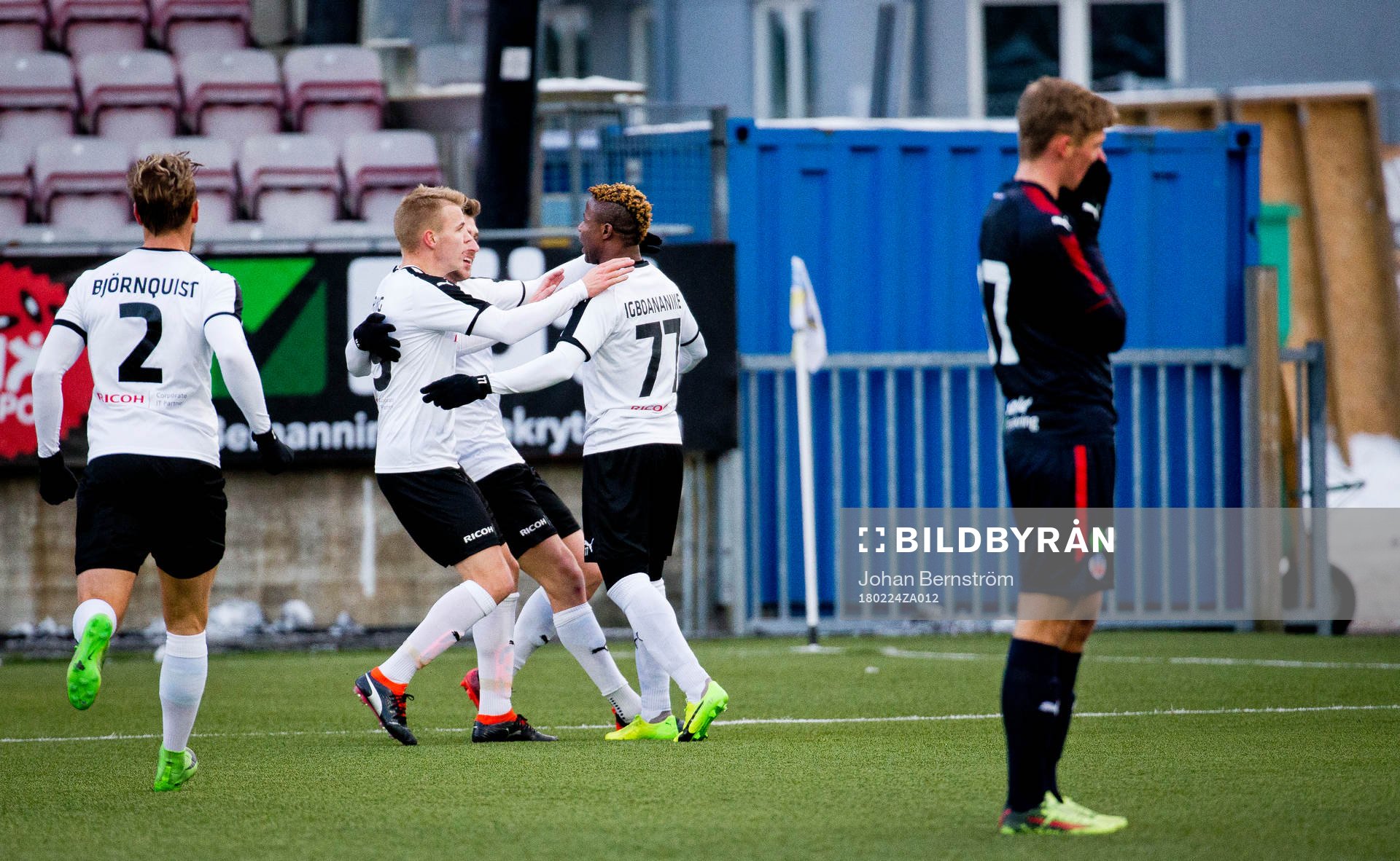 Örebros Kennedy Igboananike gör 1-1 i slutet på matchen
