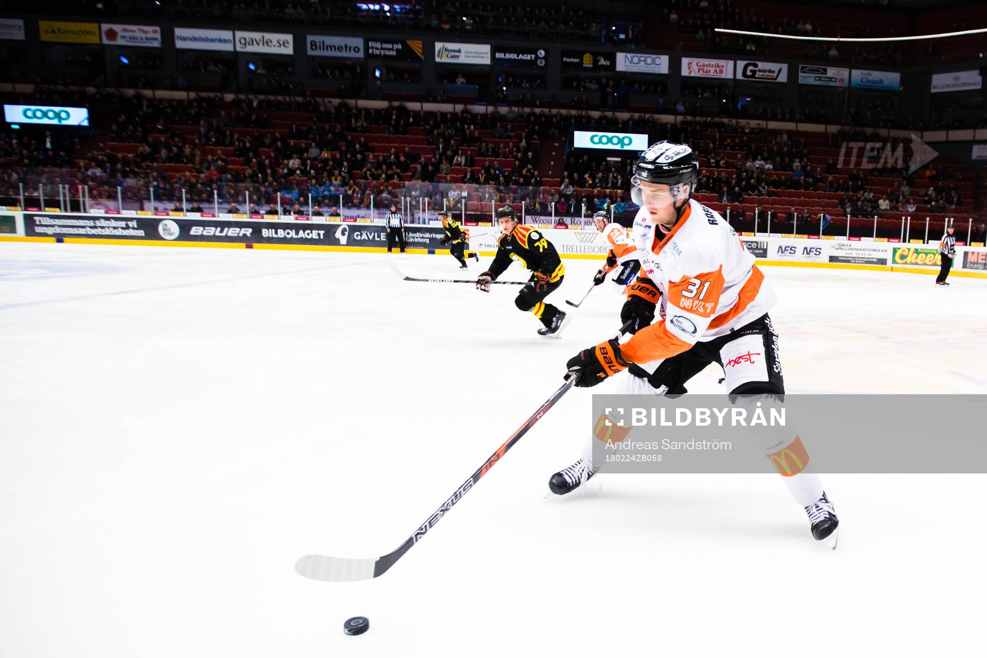 Karlskronas Marcus Paulsson med puck