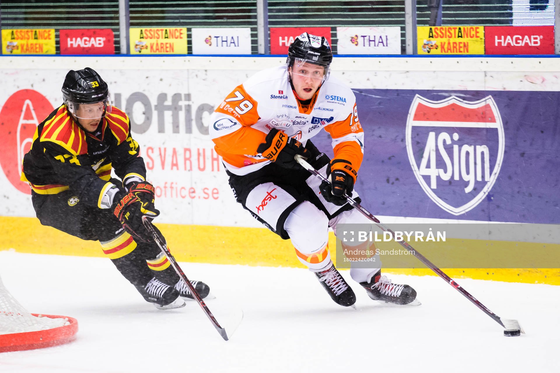 Karlskronas Emil Lundberg jagas av Brynäs Elias Fälth