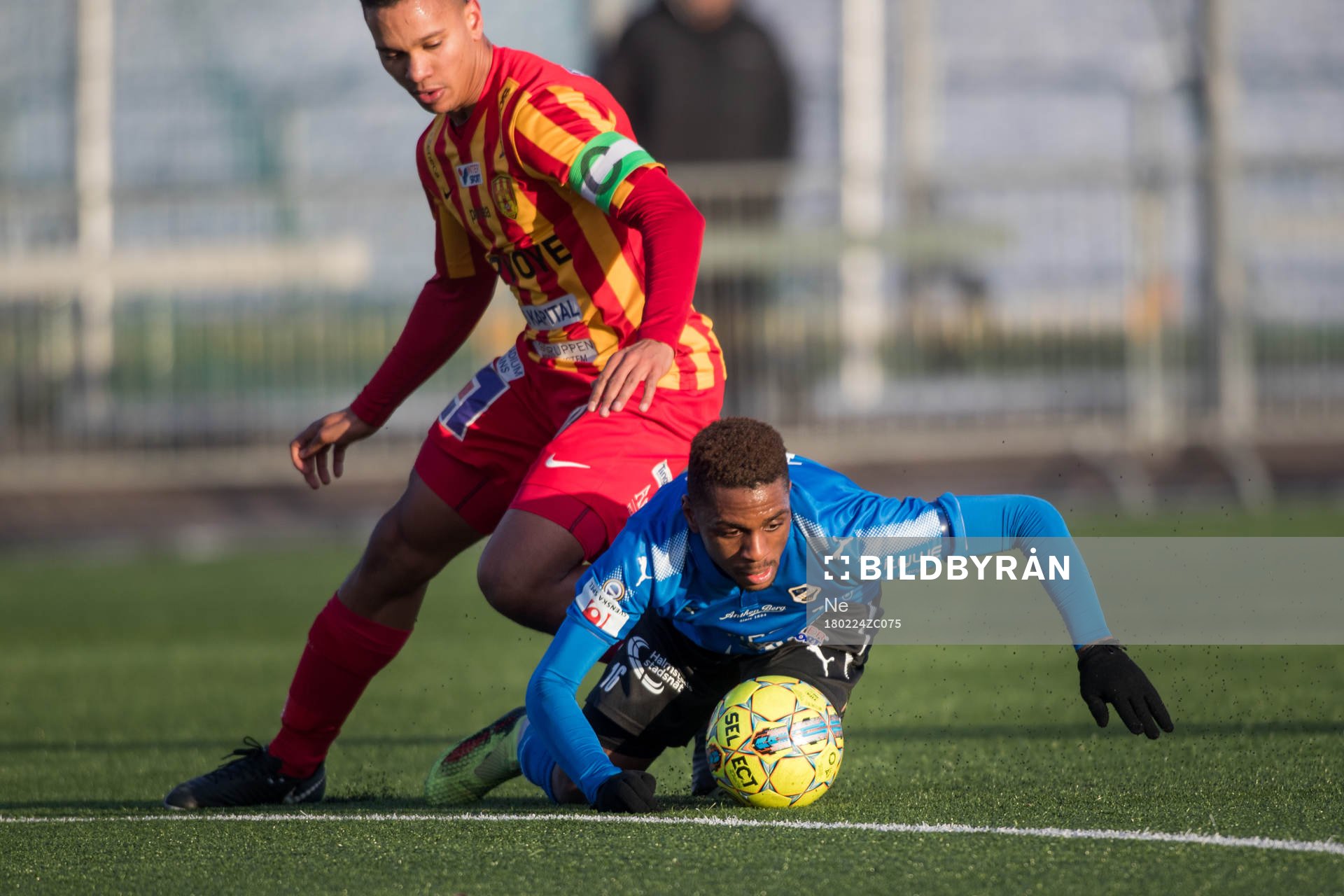 Syrianskas Seth Hellberg i kamp med Halmstads Dida Rashidi under fotbollsmatchen i Svenska cupen mellan Halmstad och Syrianska den 24 februari 2018 i Halmstad.
