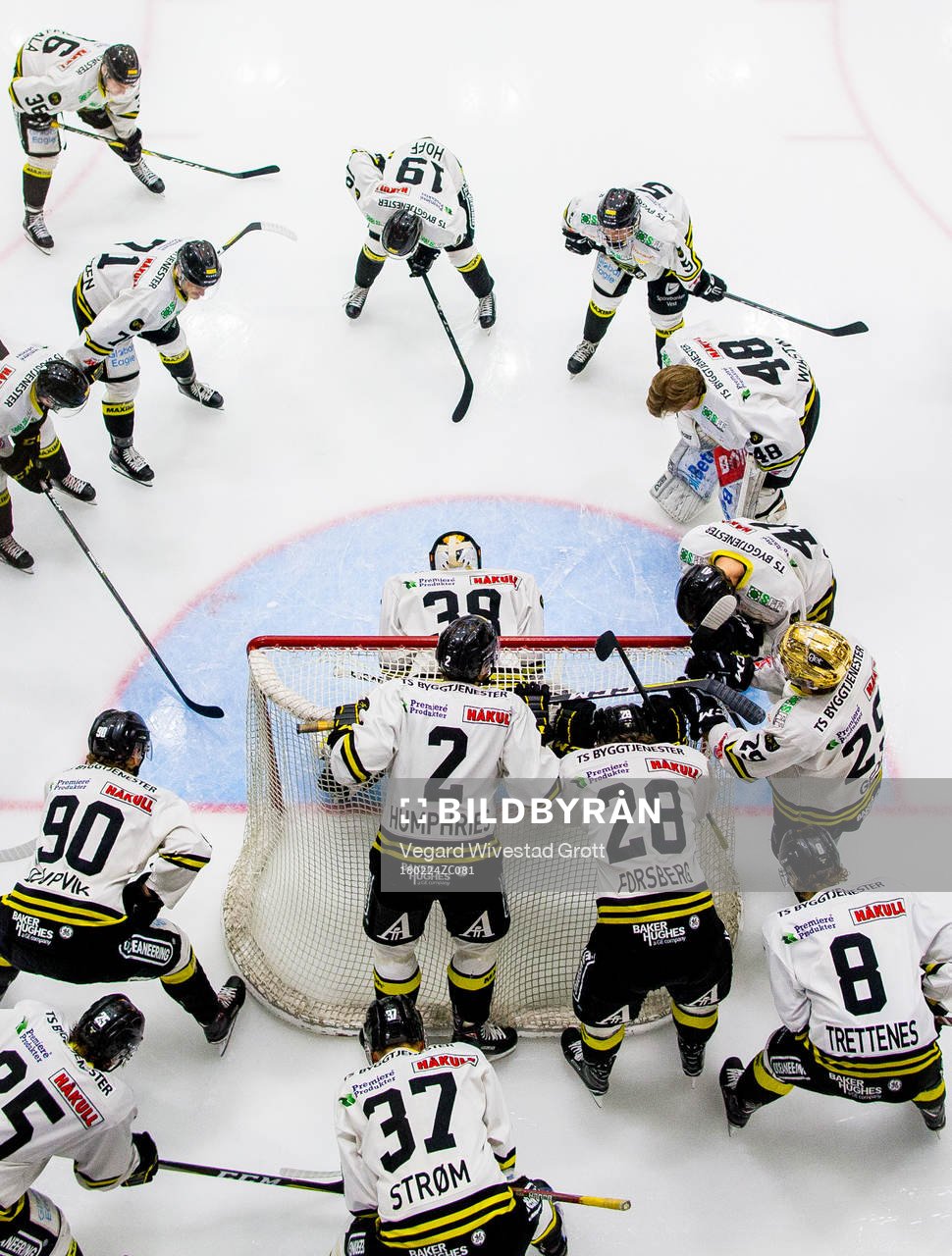 Players of Stavanger Oilers gather in a circle