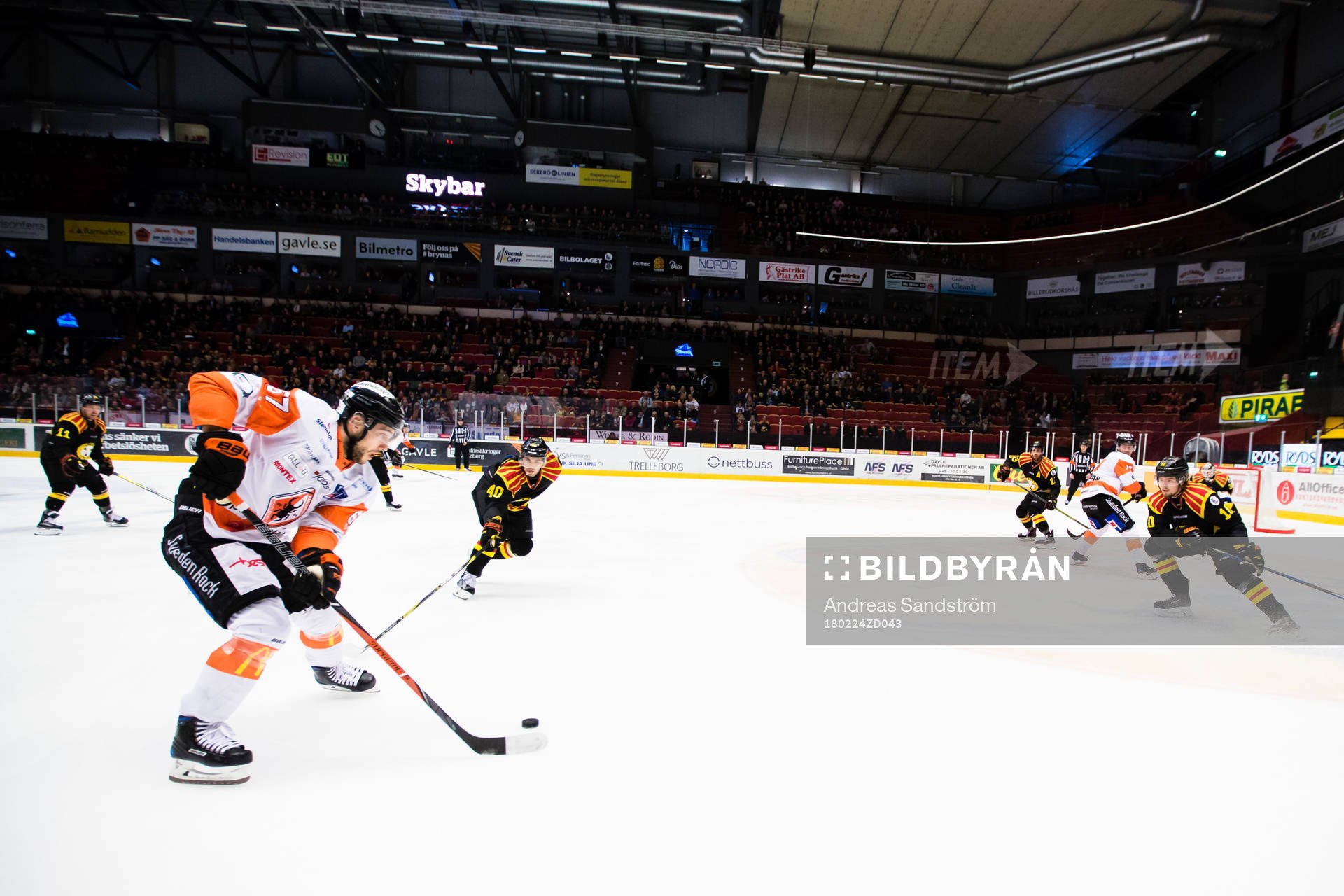 Karlskronas Konstantin Komarek med puck