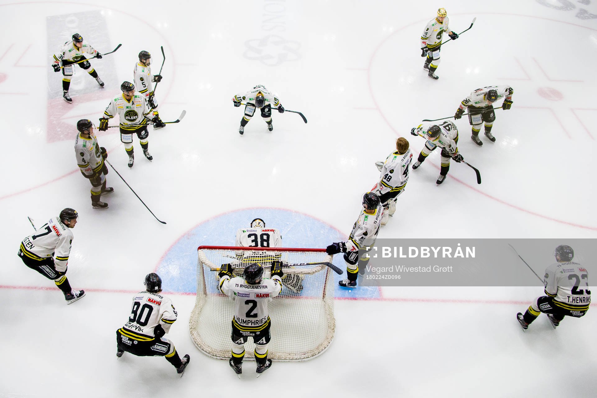 Players of Stavanger Oilers gather in a circle