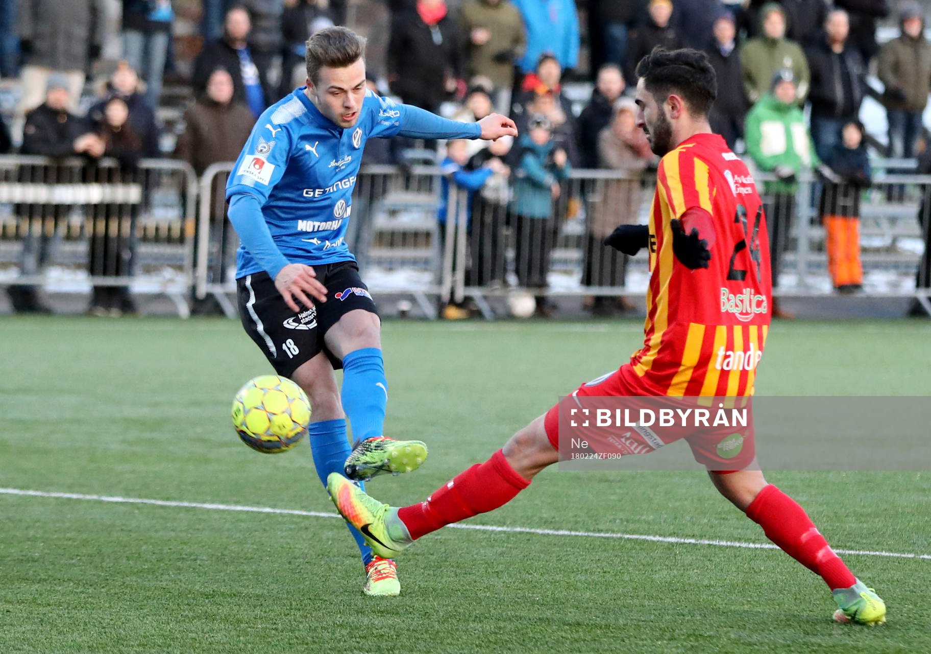 Halmstads Gabriel Gudmundsson i kamp med Syrianskas Johannes Ercan under fotbollsmatchen i Svenska cupen mellan Halmstad och Syrianska den 24 februari 2018 i Halmstad.
