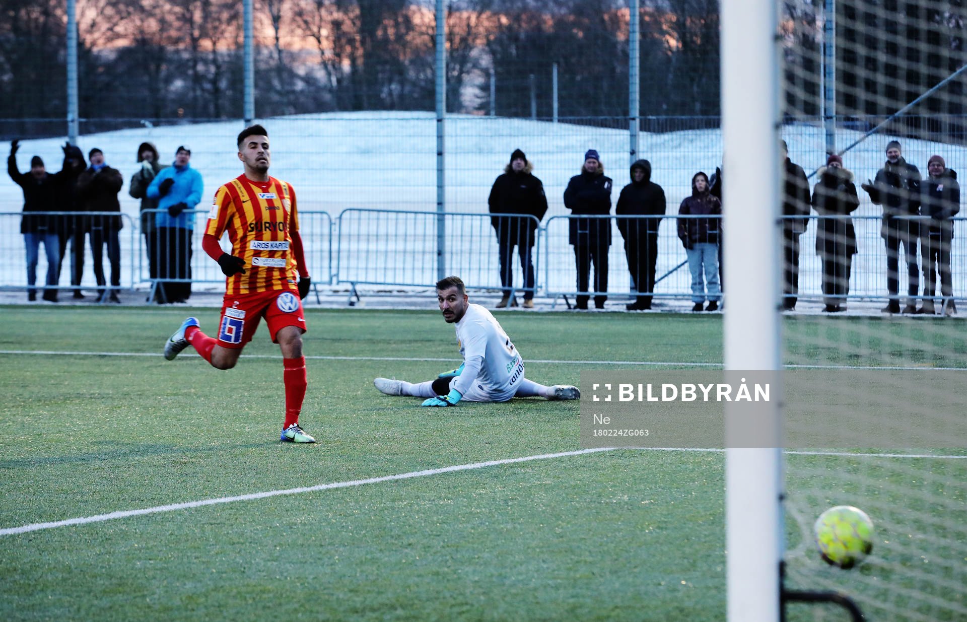 Syrianskas målvakt Abdulmasih Keriakes och Ihab Naser ser
