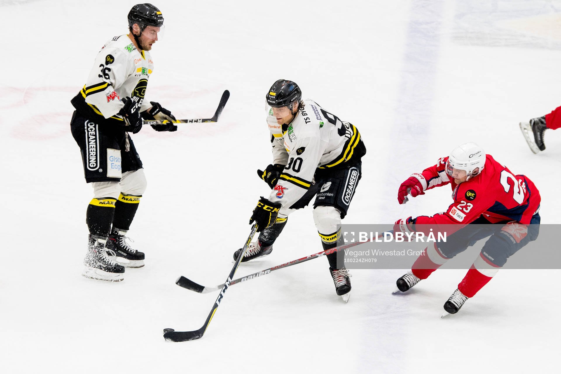 Lassi Kokkala of Stavanger Oilers, Jonas Djupvik Løvlie of