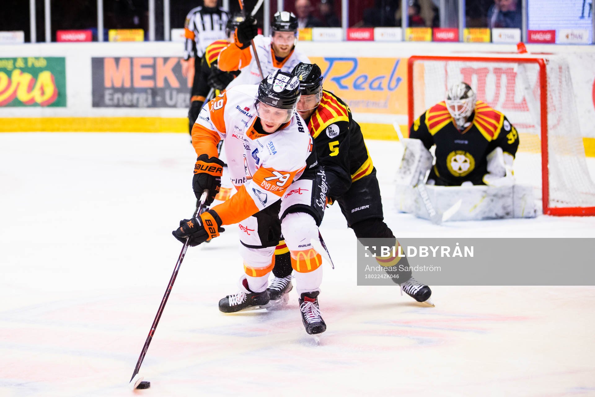 Karlskronas Emil Lundberg i kamp om pucken med Brynäs