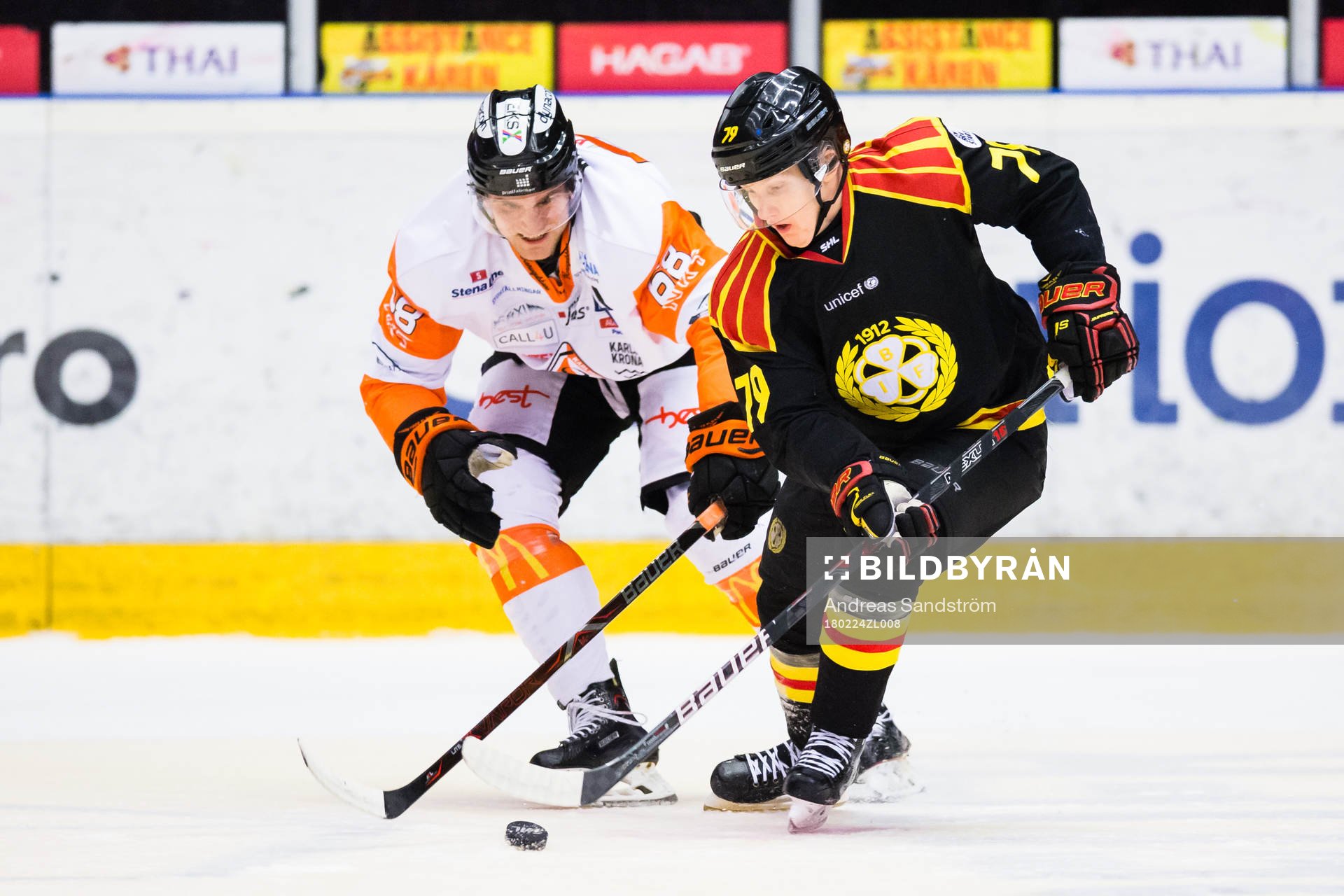 Karlskronas Daniel Gunnarsson i kamp om pucken med Brynäs