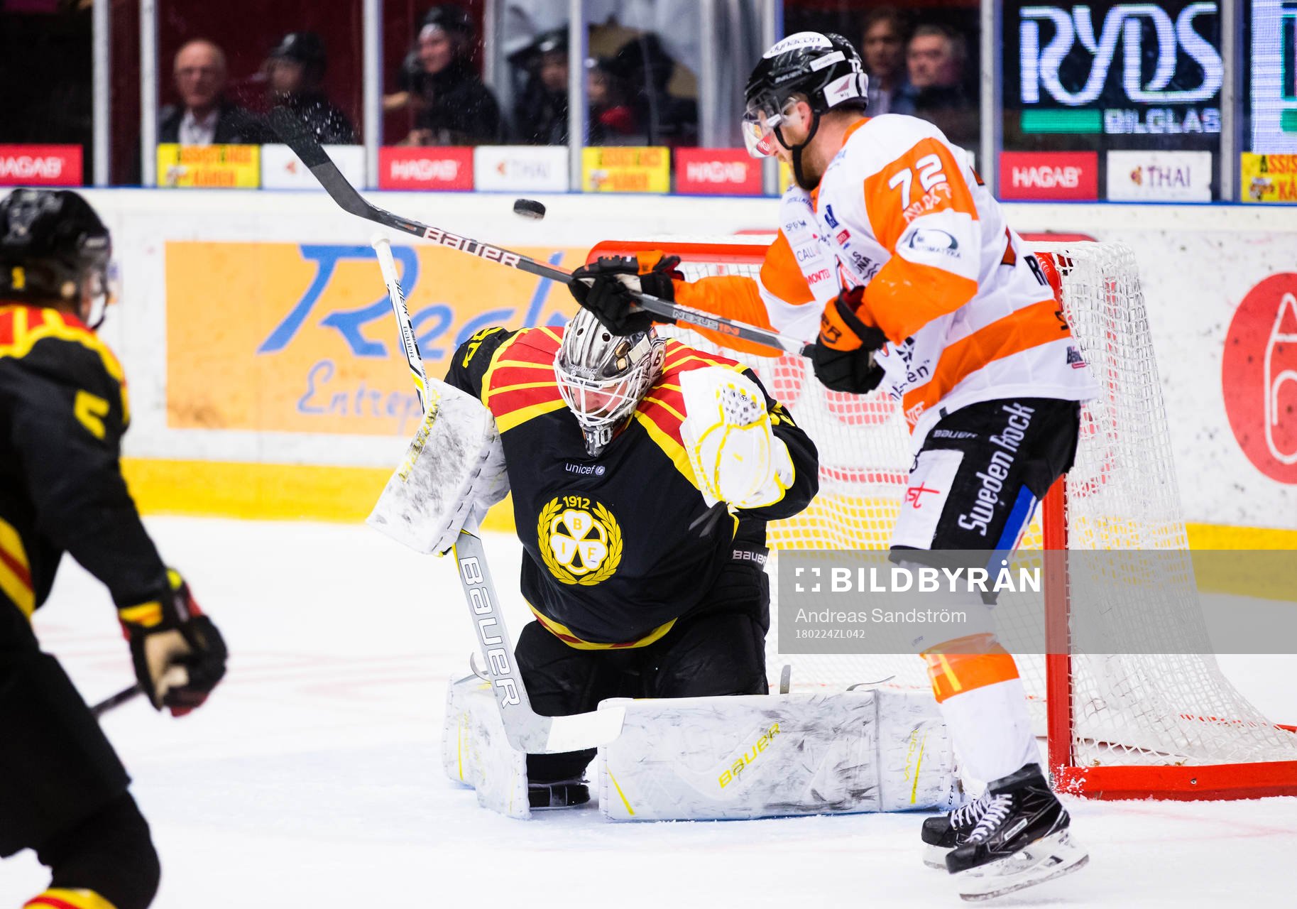 Brynäs målvakt David Rautio med en räddning framför
