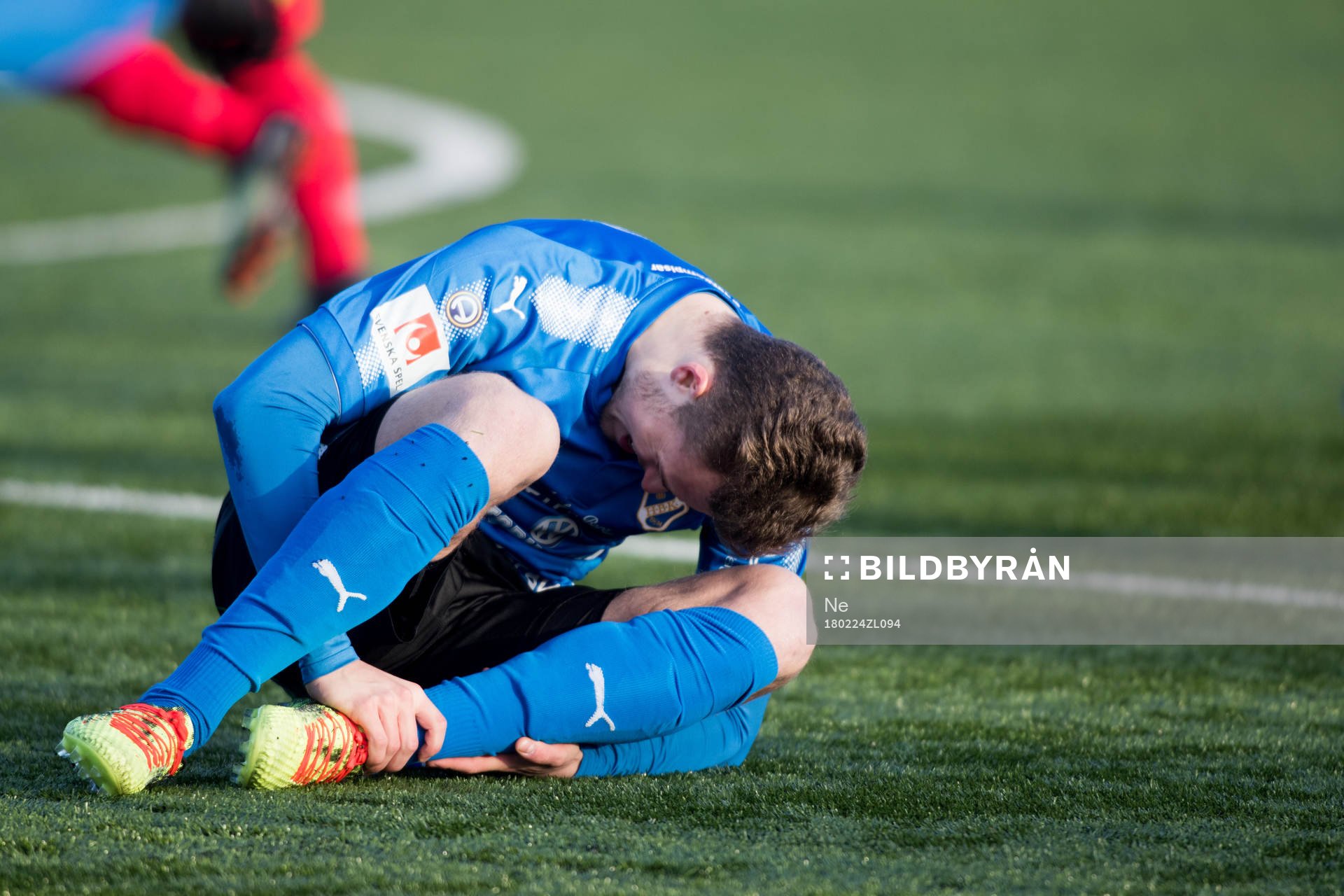 Halmstads Gabriel Gudmundsson blir sparkad på foten