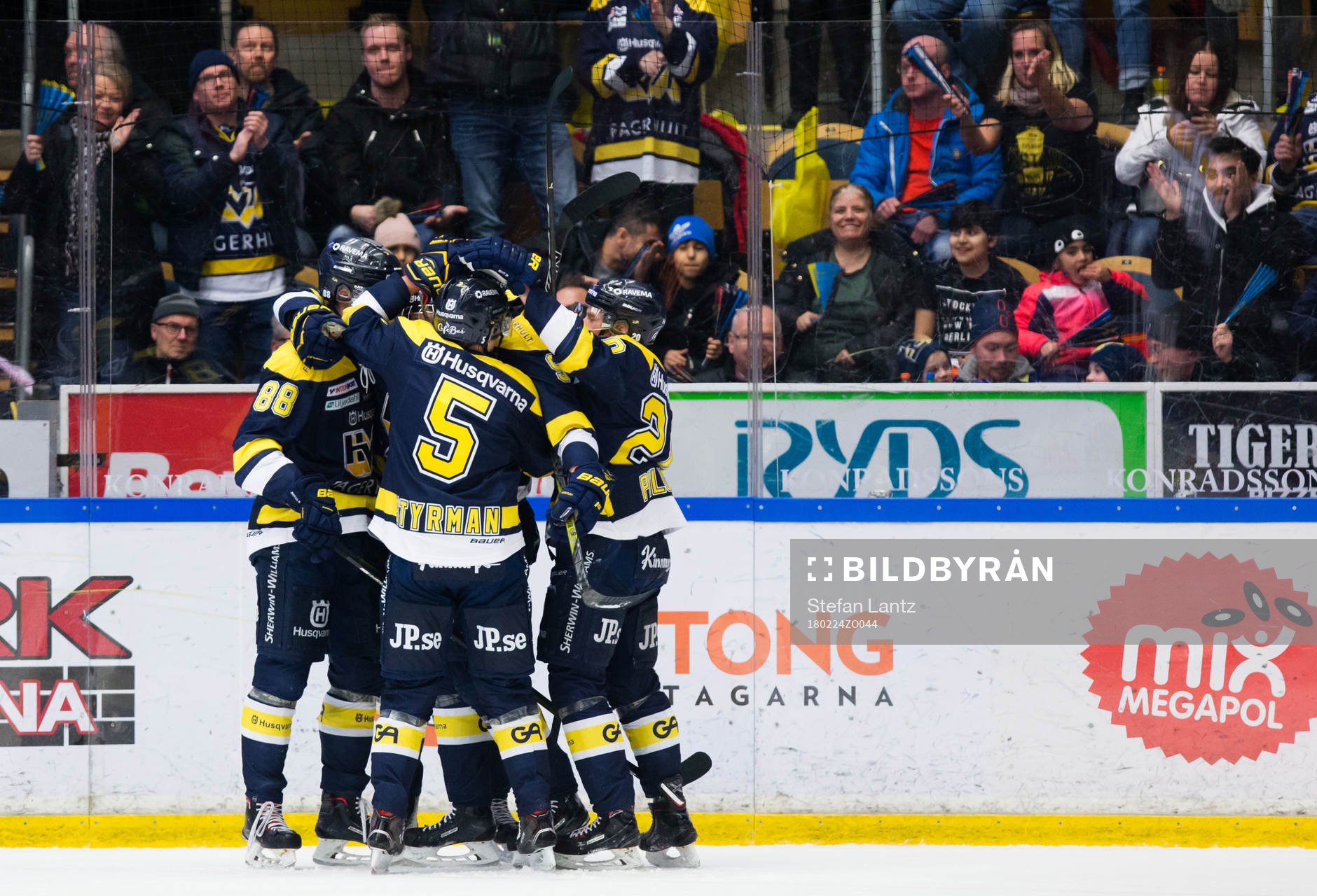 s Pierre Engvall, Fredrik Styrman och Lawrence Pilut jublar