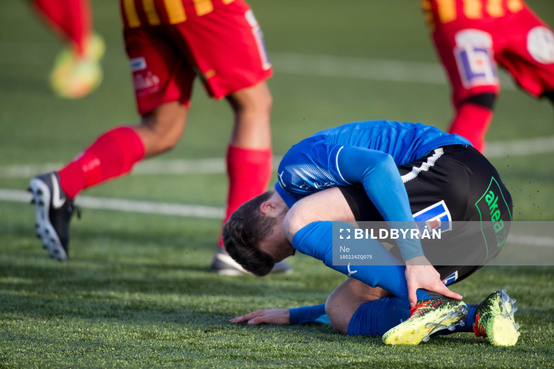 Halmstads Gabriel Gudmundsson blir sparkad på foten
