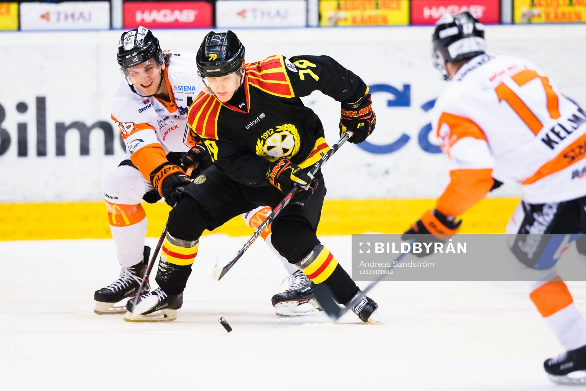 Karlskronas Daniel Gunnarsson i kamp om pucken med Brynäs