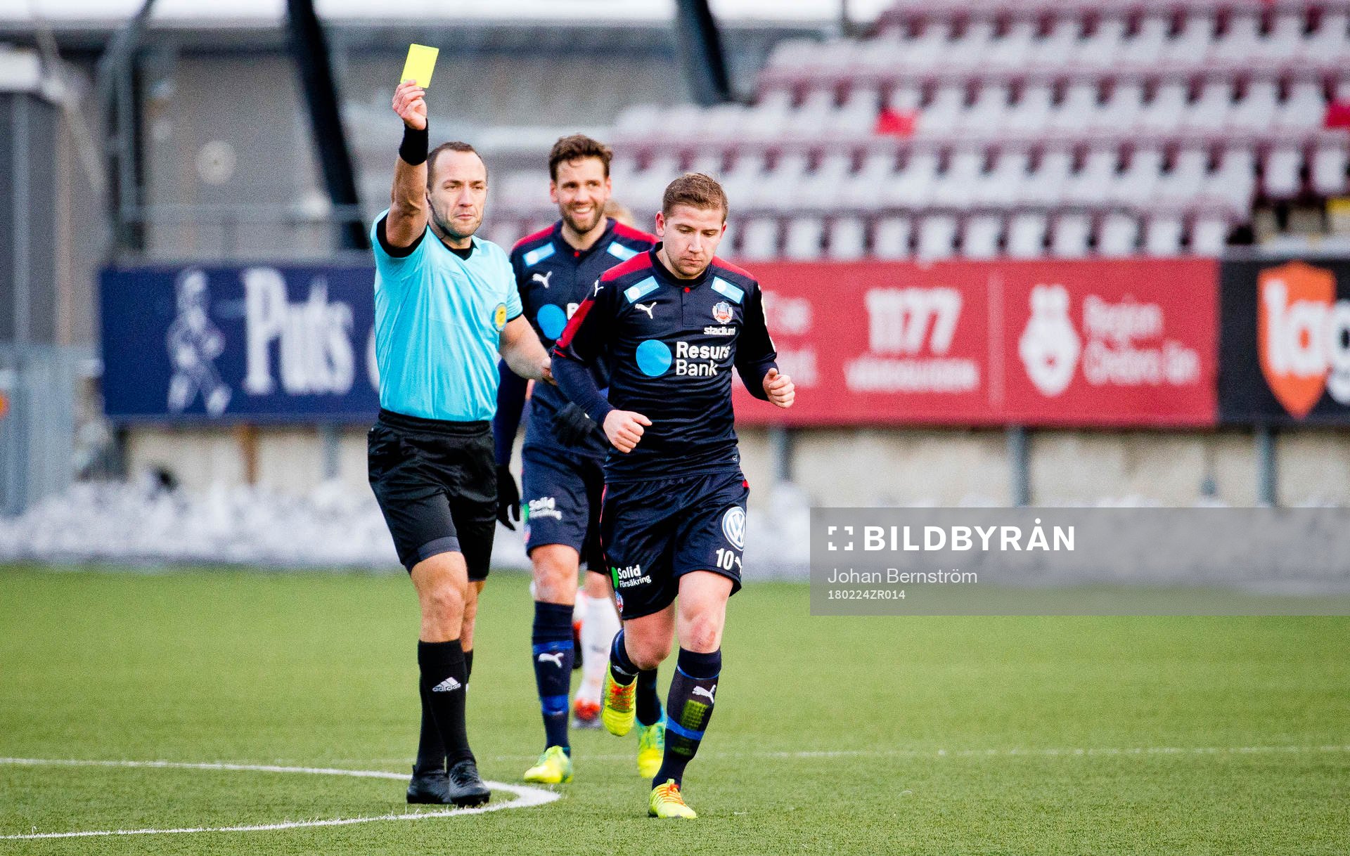 Helsingborgs Darijan Bojanic får gult kort av domaren