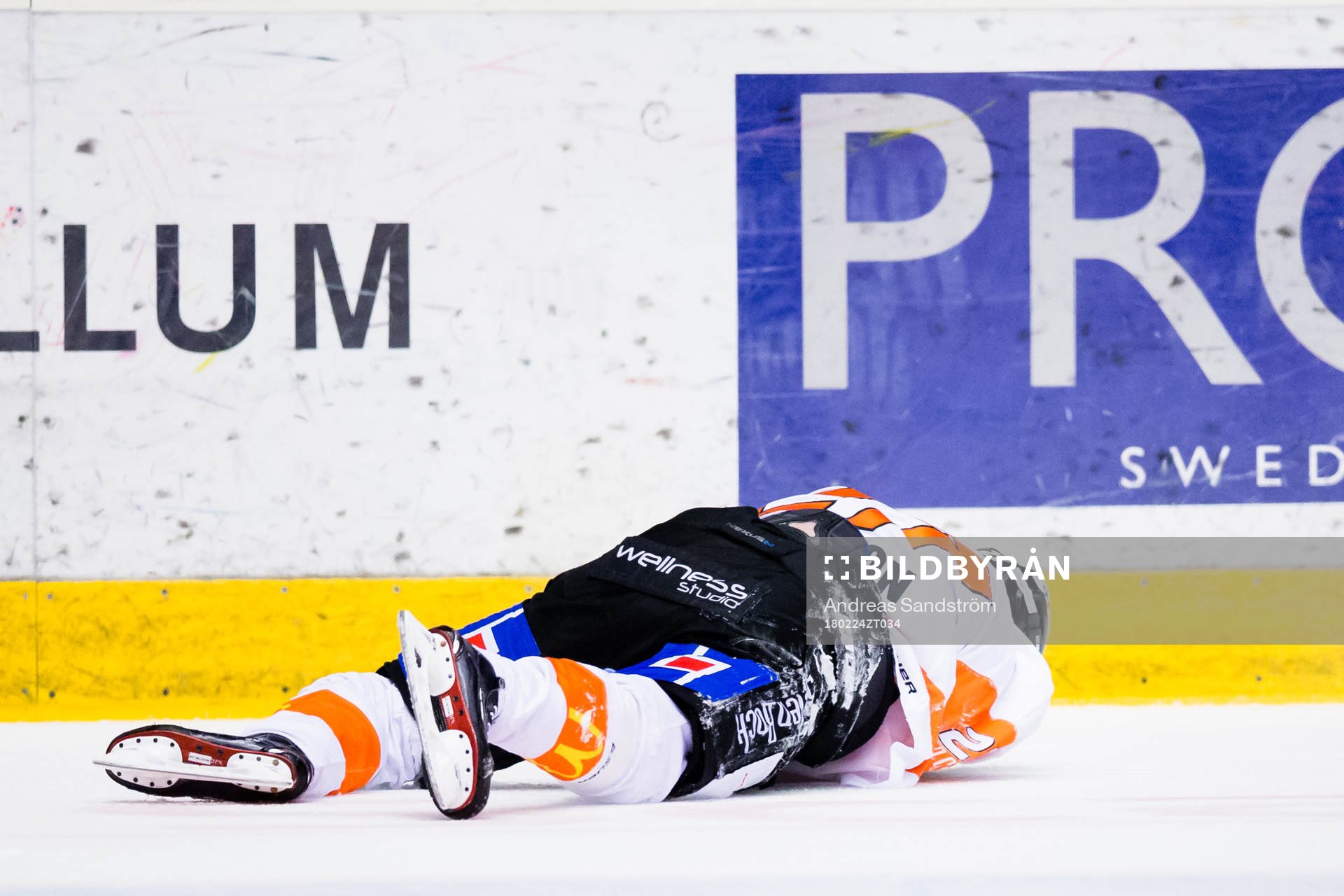 Karlskronas Henrik Nilsson ligger på isen