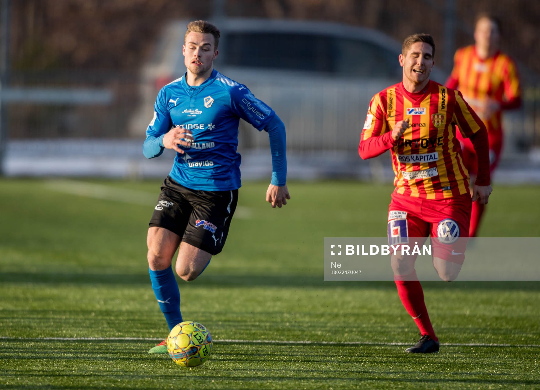 Halmstads Gabriel Gudmundsson i kamp med Syrianskas Success Chimankpa Nwosu under fotbollsmatchen i Svenska cupen mellan Halmstad och Syrianska den 24 februari 2018 i Halmstad.