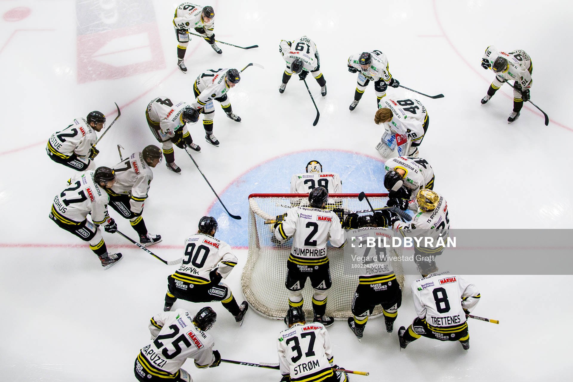 Players of Stavanger Oilers gather in a circle