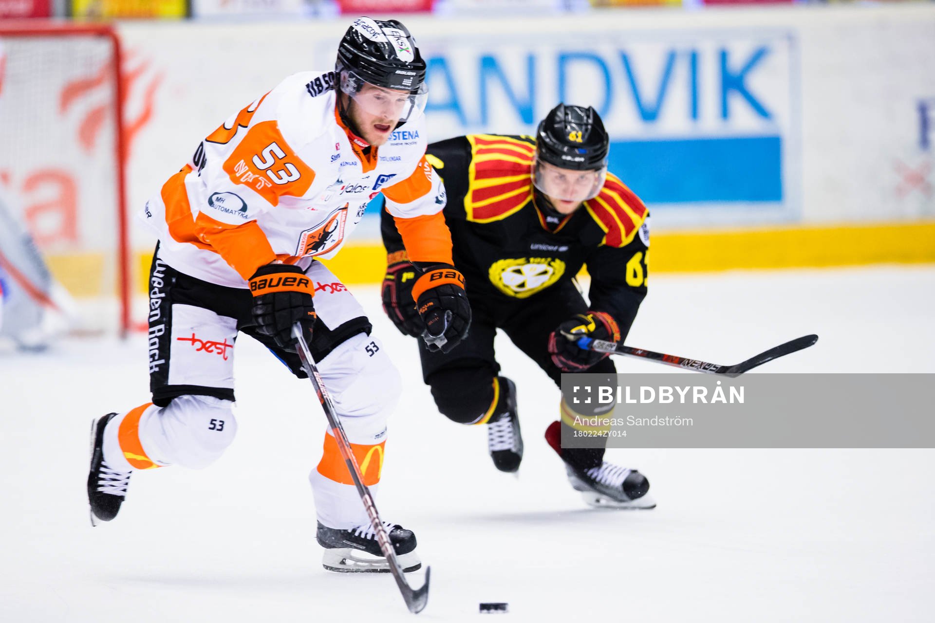 Karlskronas Bobbo Petersson jagas av Brynäs Juuso Ikonen
