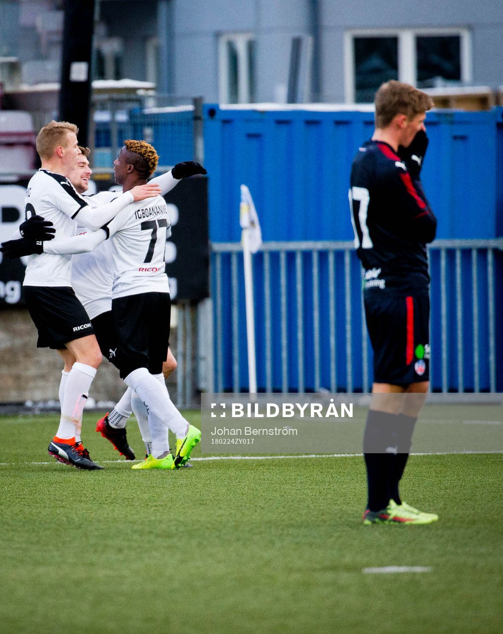Örebros Kennedy Igboananike gör 1-1 i slutet på matchen