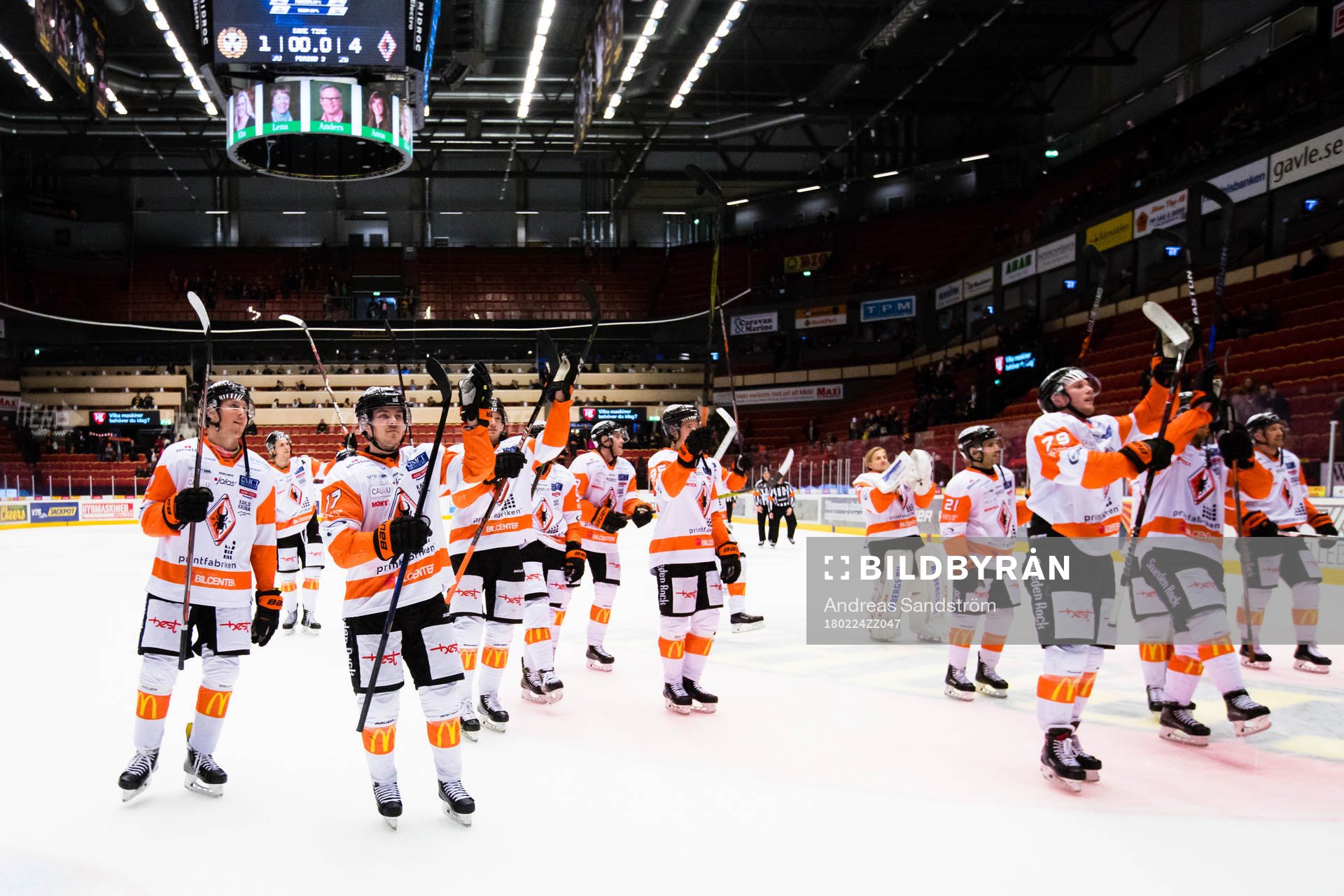 Karlskronas spelare tackar de tillresta fansen