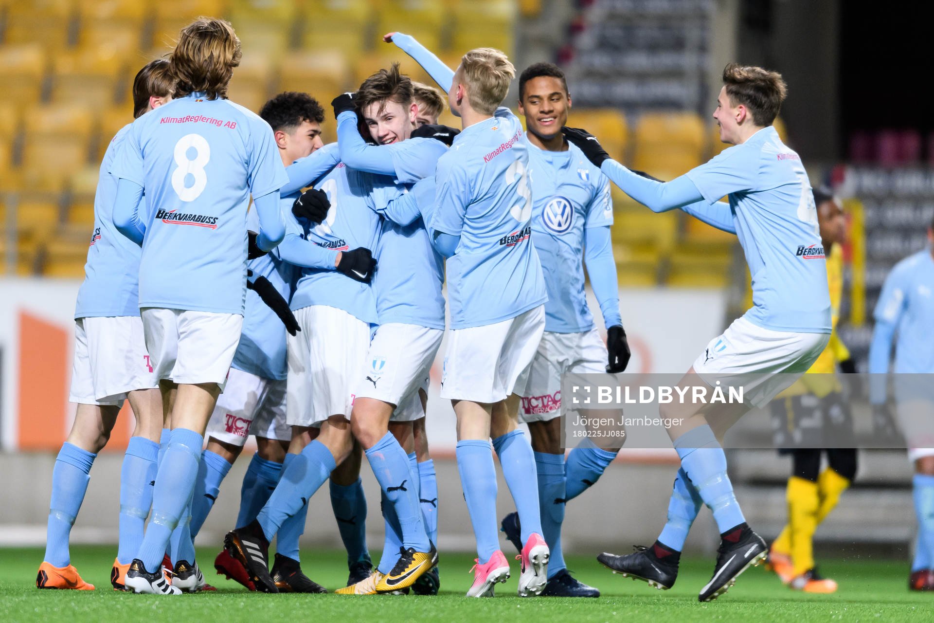 Malmö FF’s Yasin El Harrab kramas om av lagkamraterna efter att gjort 0-1 under fotbollsmatchen i Ligacupen U17 mellan IF Elfsborg och Malmö FF den 25 februari 2018 i Borås.