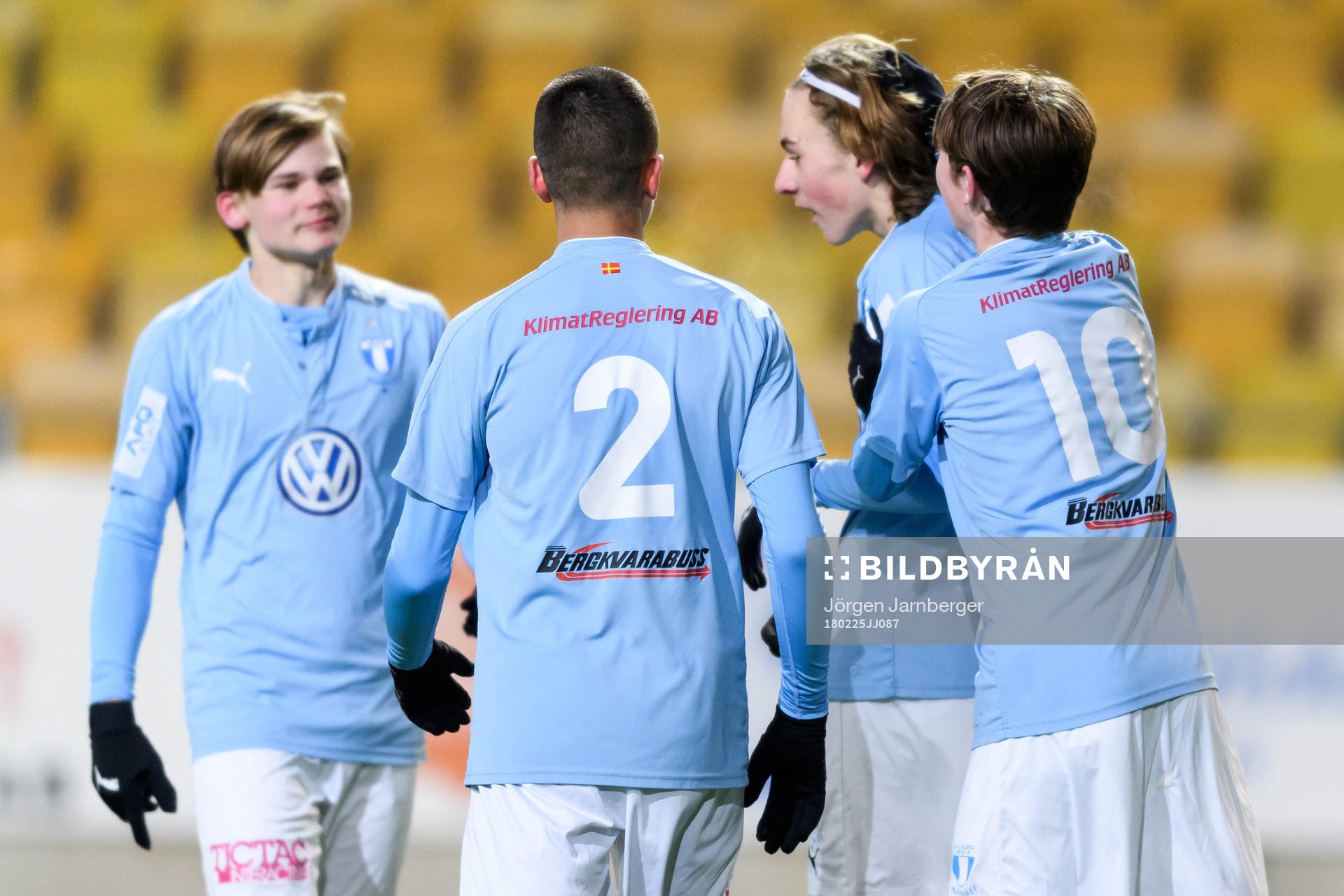 Malmö FF’s Melker Nilsson klappas om av Yasin El Harrab