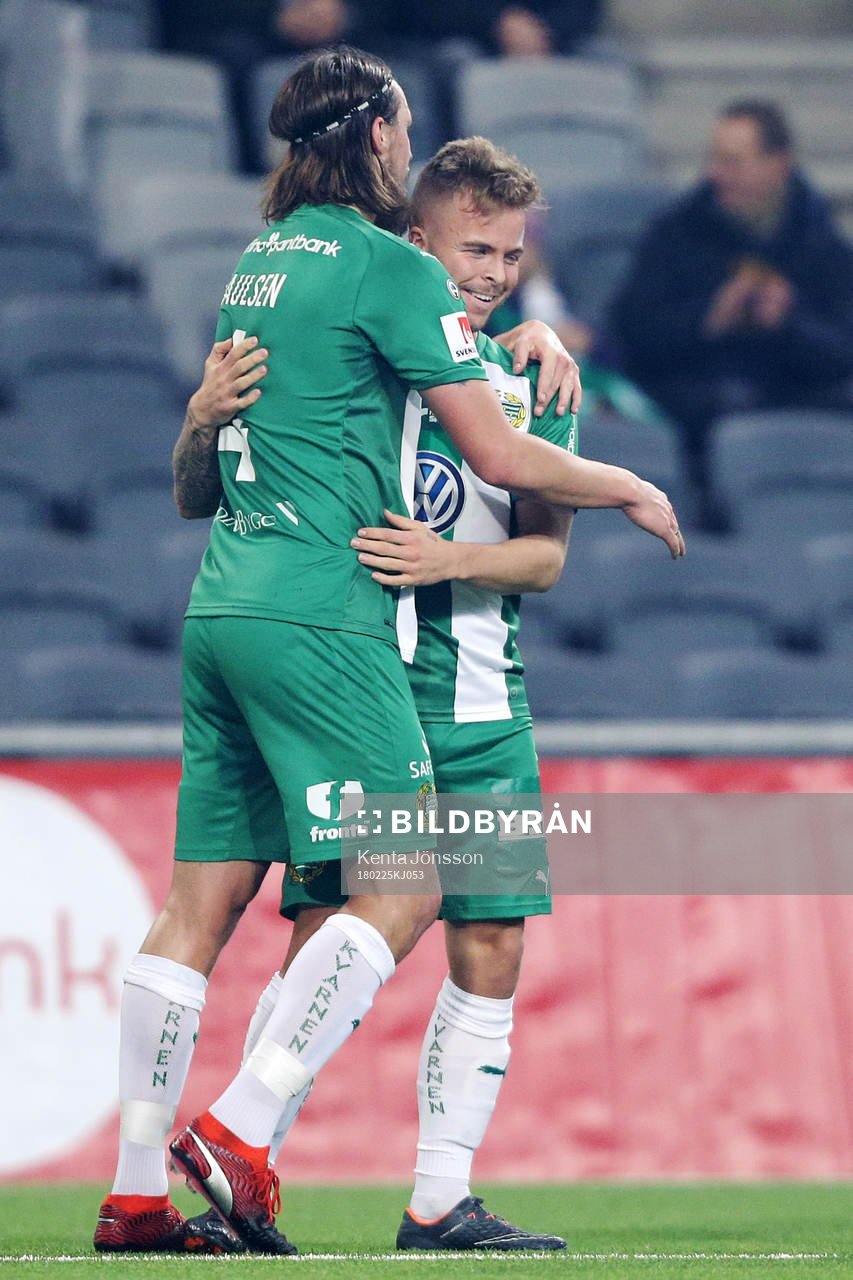 Hammarbys Sander Svendsen jublar med lagkamrater
