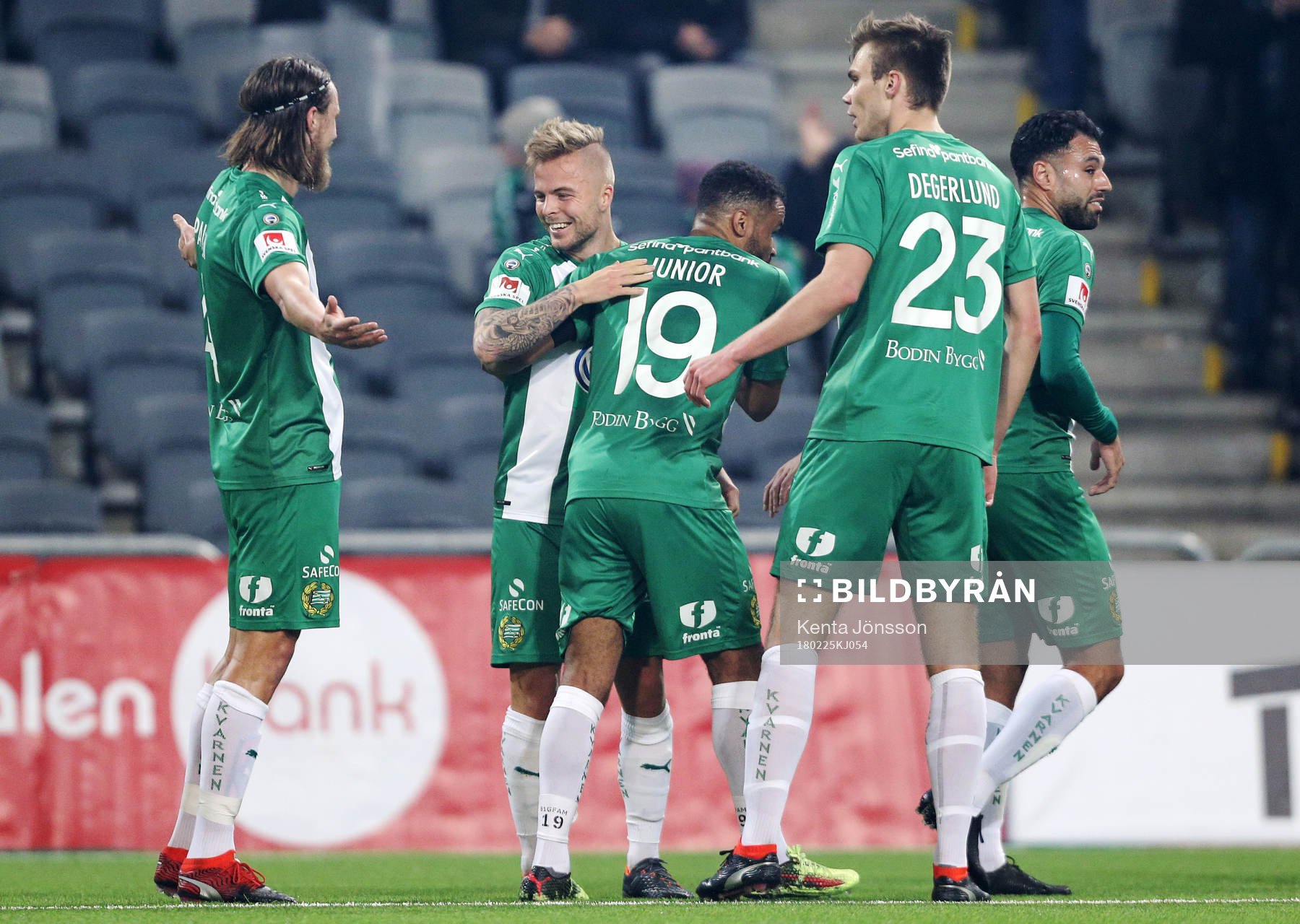 Hammarbys Sander Svendsen jublar med lagkamrater