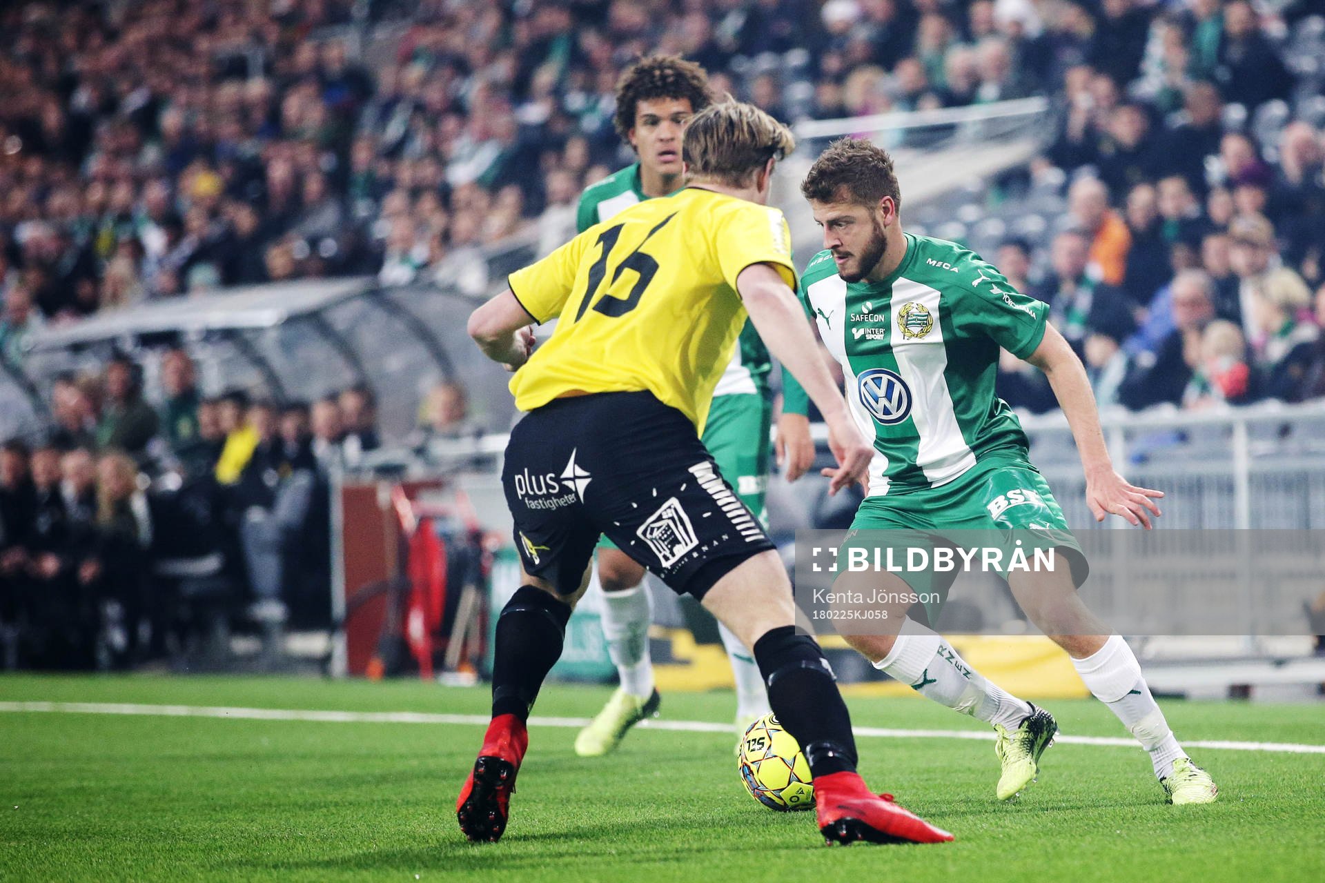 Hammarbys Rebin Asaad och GAIS August Wängberg under fotbollsmatchen i Svenska Cupen mellan Hammarby och GAIS den 25 Februari 2018 i Stockholm.