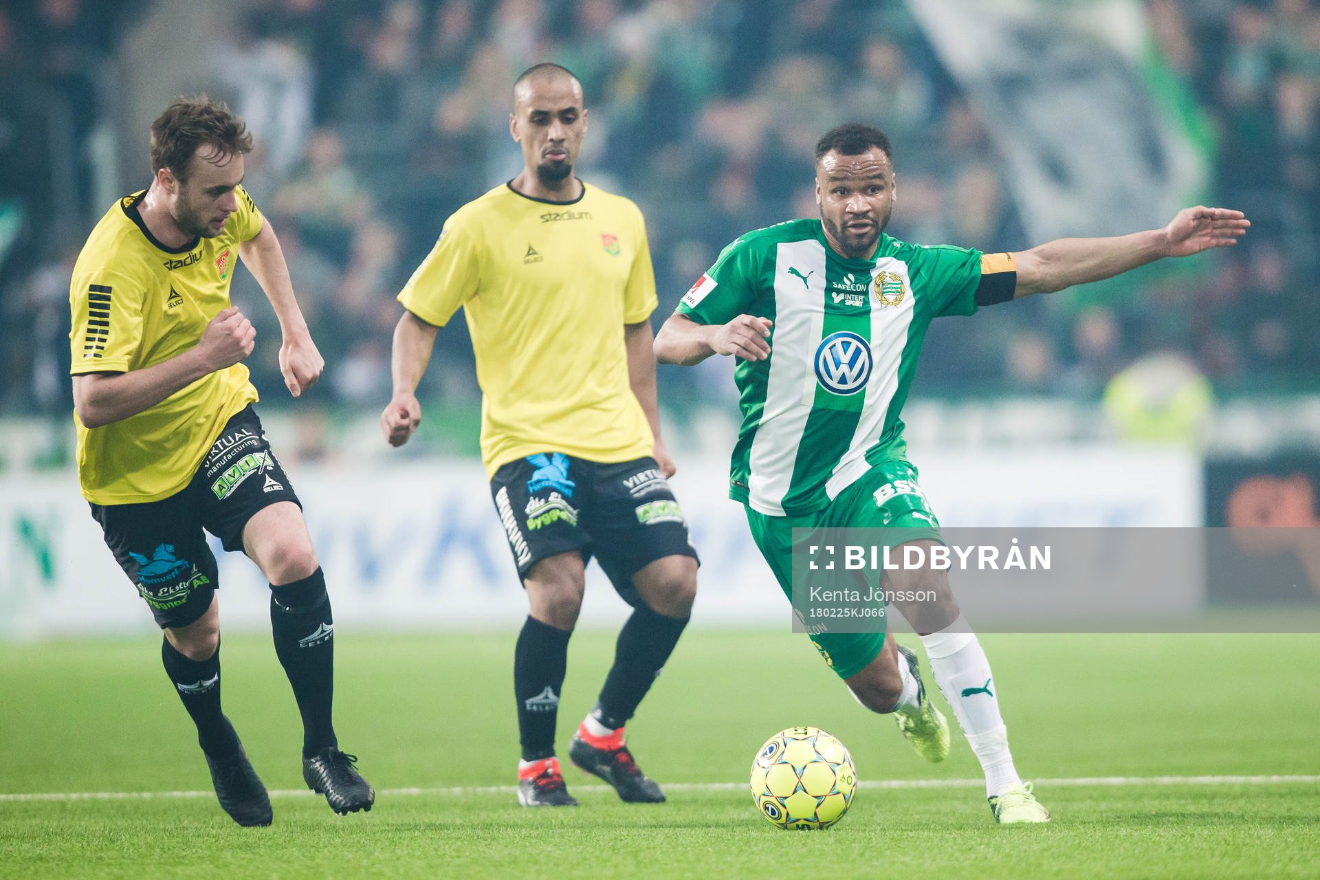 Hammarbys Serge-Junior Martinsson Ngouali i kamp om bollen