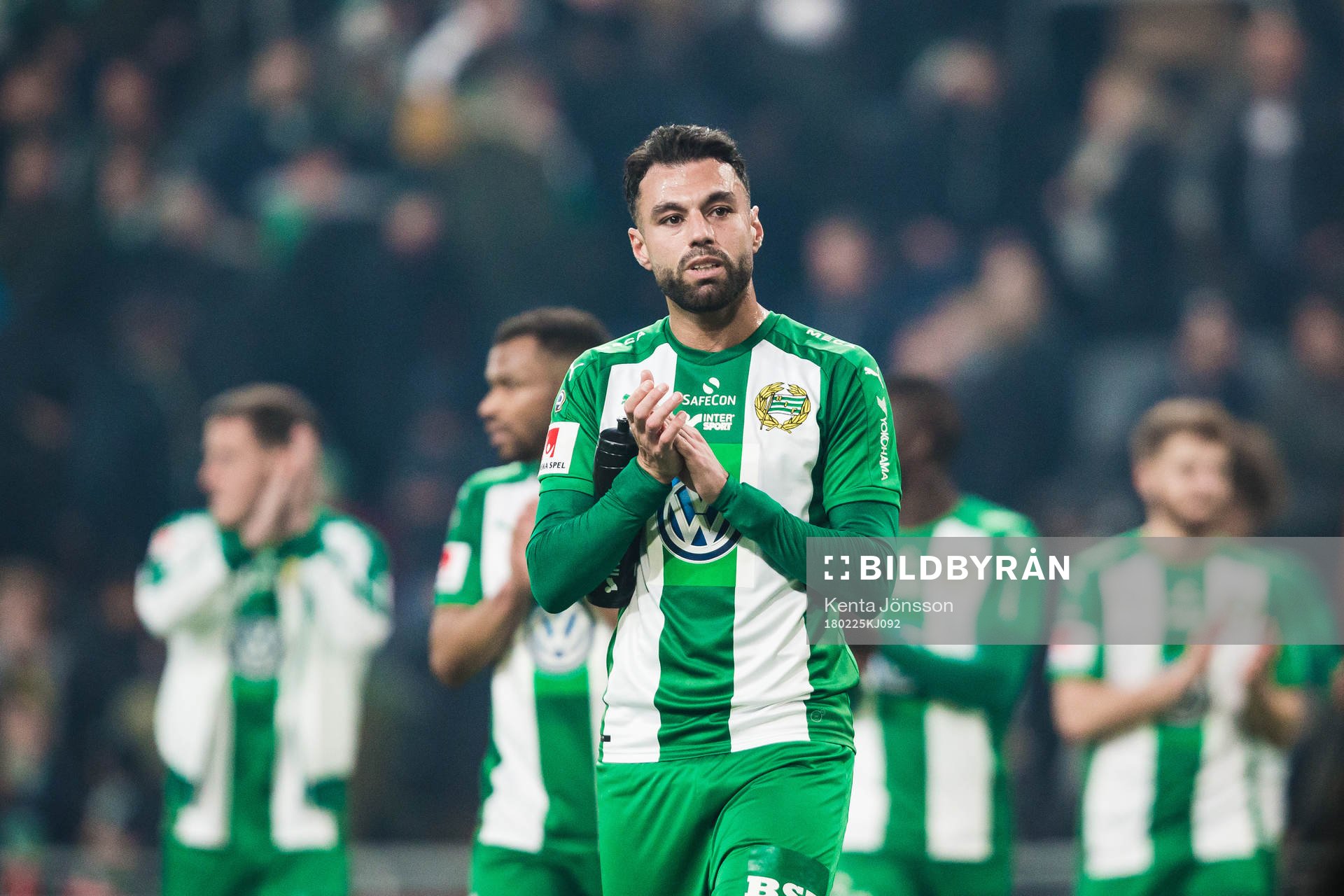 Hammarbys Imad Khalili applåderar publiken