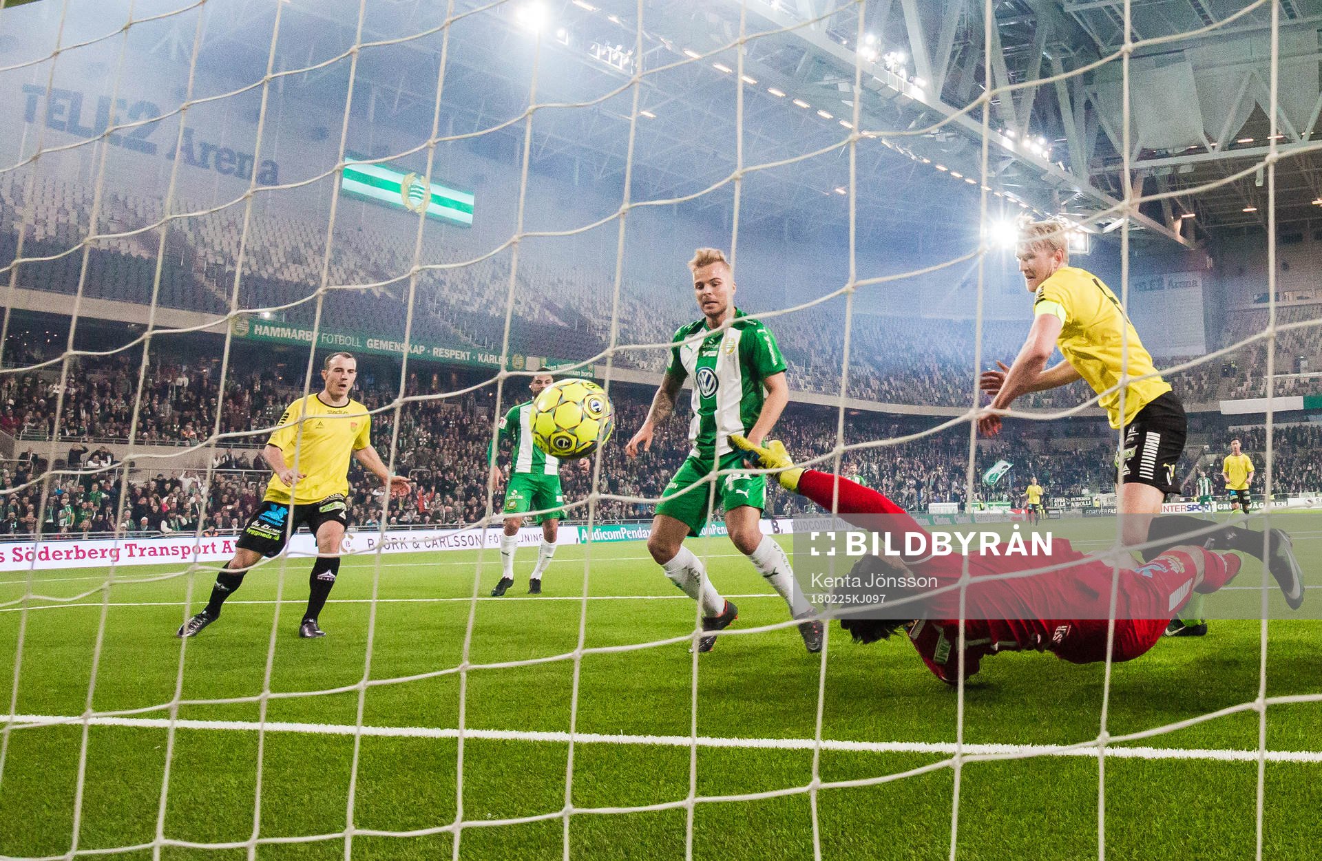 Hammarbys Sander Svendsen gör 1-0 bakom GAIS målvakt