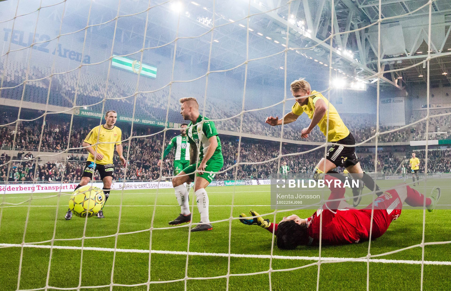 Hammarbys Sander Svendsen gör 1-0 bakom GAIS målvakt Damir Mehic under fotbollsmatchen i Svenska Cupen mellan Hammarby och GAIS den 25 Februari 2018 i Stockholm.