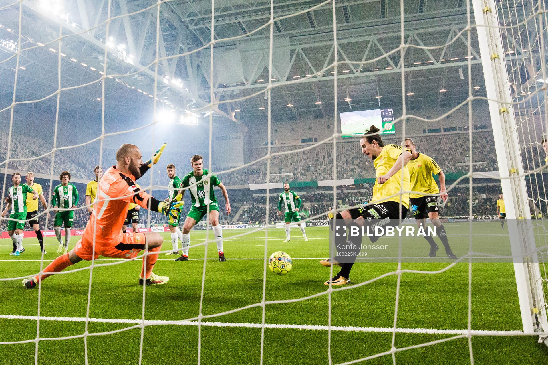 GAIS Edin Hamidovic gör 1-3 bakom Hammarbys målvakt Benny