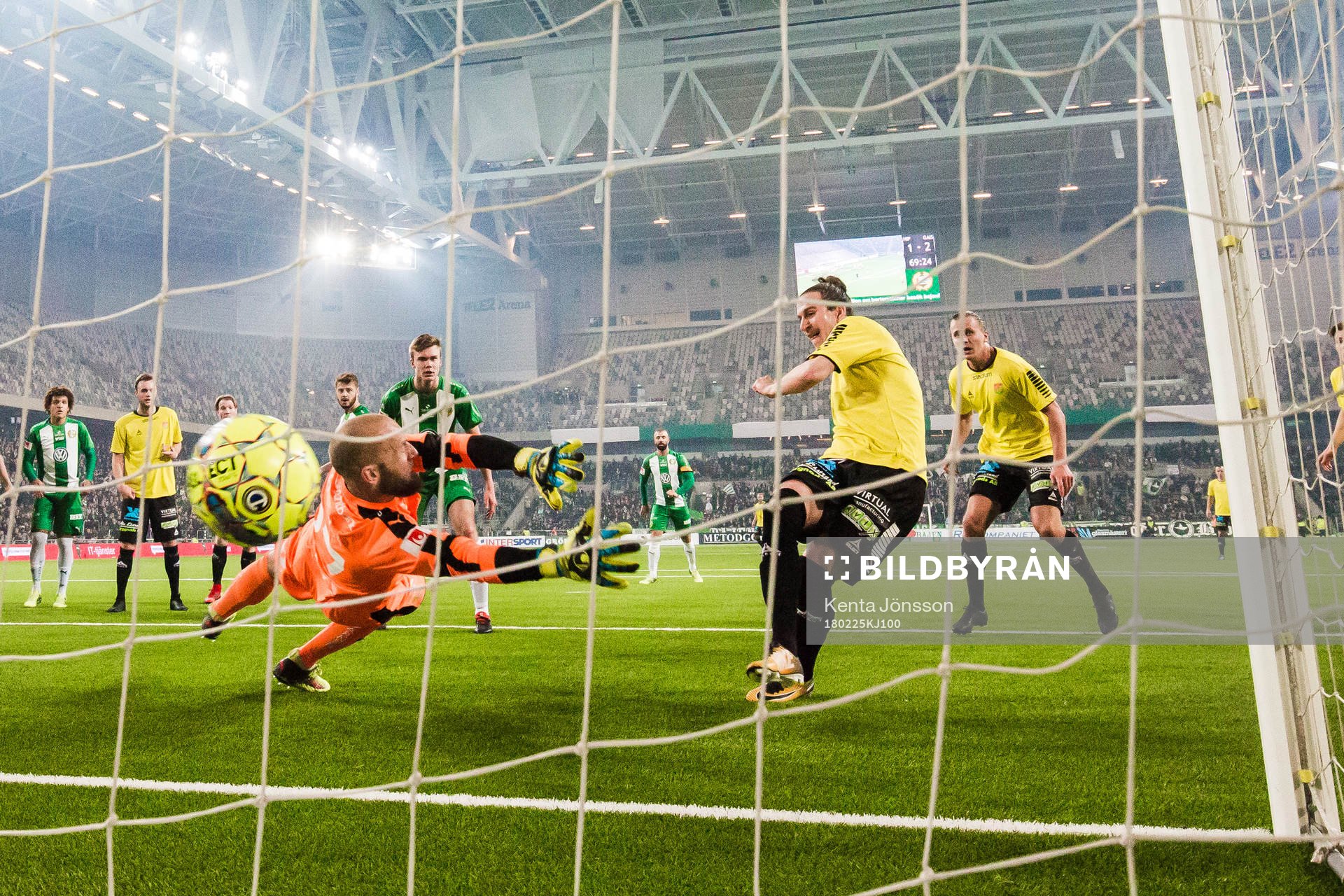 GAIS Edin Hamidovic gör 1-3 bakom Hammarbys målvakt Benny